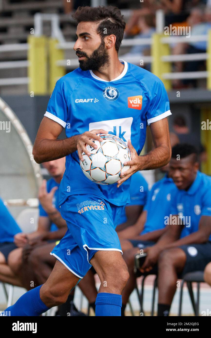 Ofir Davidzada di Gent combatte per la palla durante una amichevole partita di calcio tra KSV Oudenaarde e KAA Gent, venerdì 06 luglio 2018 a Oudenaarde, in preparazione della stagione 2018-2019. BELGA FOTO KURT DESPLENTER Foto Stock