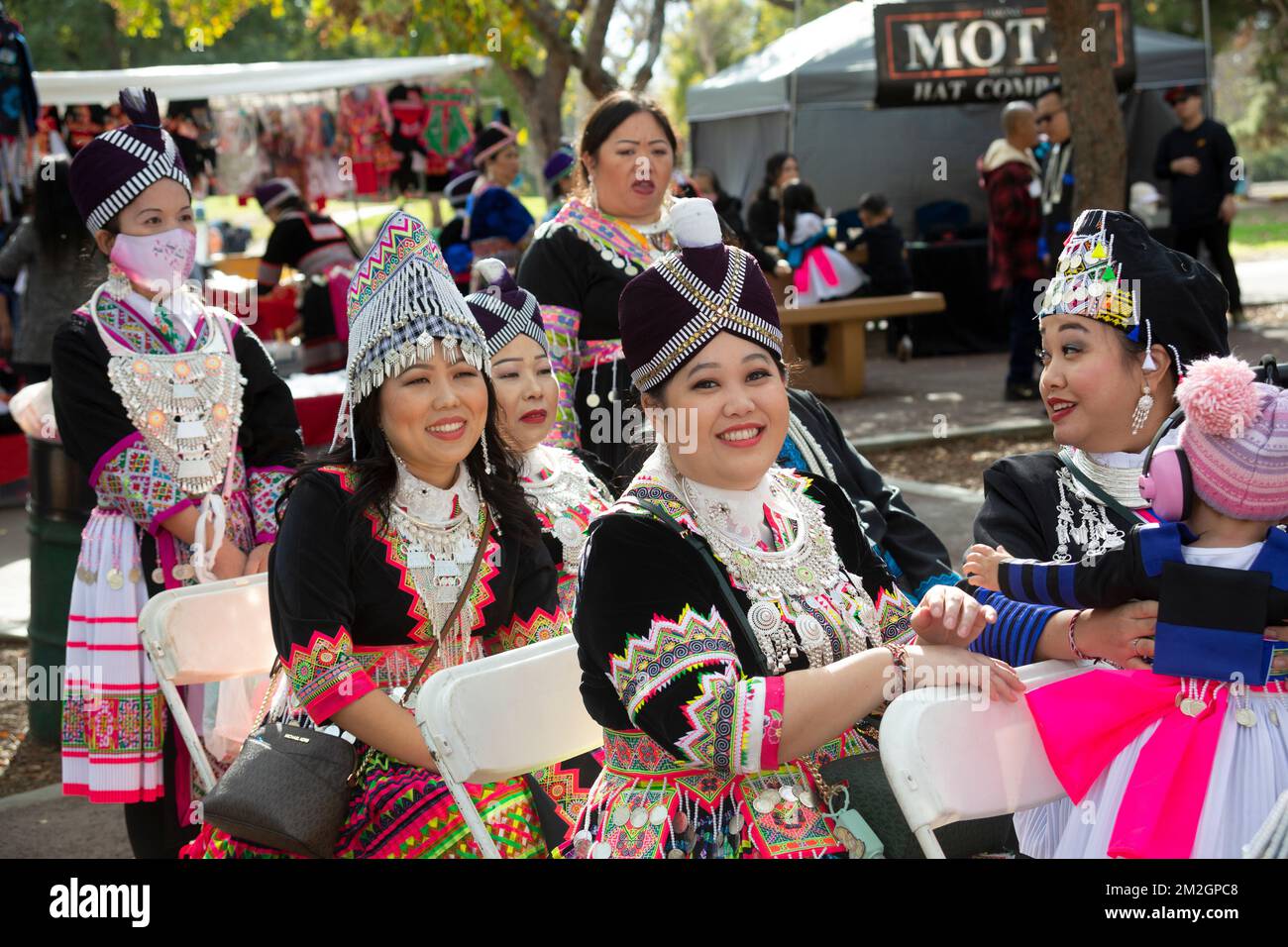 Pubblico vestito in modo festivo alla Celebrazione di Capodanno di Hmong al Parco El Dorado a Long Beach, California Foto Stock