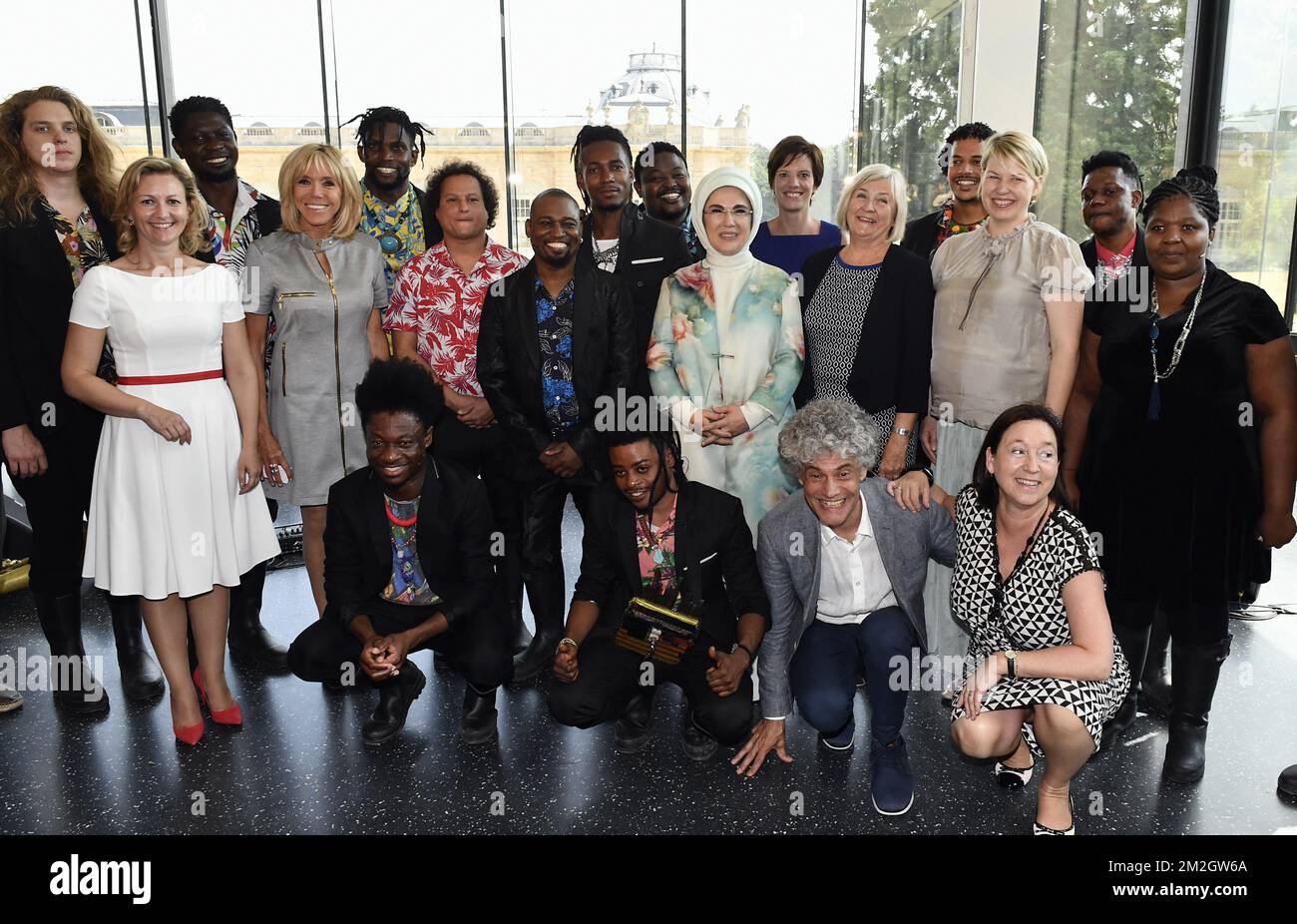 Una foto di famiglia scattata durante un'escursione al Museo reale per l'Africa Centrale a Tervuren, per le prime Signore dei capi di governo, giovedì 12 luglio 2018. Bruxelles ospita un vertice dell'alleanza militare NATO (Organizzazione del Trattato del Nord Atlantico). FOTO DI BELGA ERIC LALMAND Foto Stock