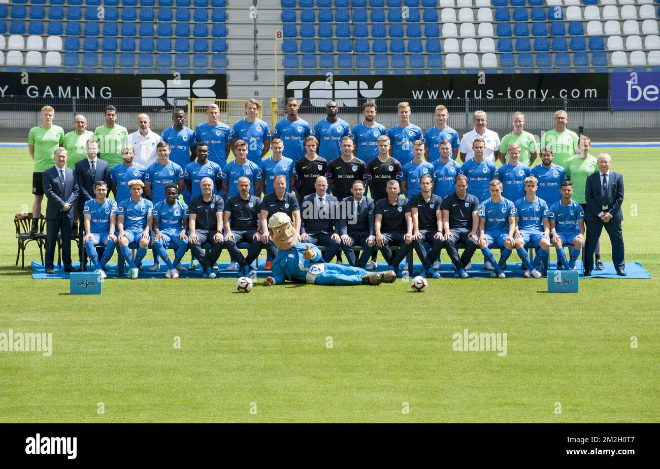 (Top L-R) fisioterapista di Genk Matthias Didden; soigneur di Genk Jacques Raymaekers; fisioterapista di Genk Jan Theunis; warehouseman di Genk Alain Vanderlinden; 10 Aly Mbwana Samatta di Genk; 06 Sebastien Dewaest di Genk; 25 04 Sander Berge; 93 Genk's Zink; 17 Genk's Zenes di Rubano; 23 02 Jakub Brabec di Genk; Escolastico Moreno di Genk; Erwin Kelchtermans di Genk; Jan Berx di Genk; (riga centrale L-R) Johan Jespers di Genk; Philip Thys di Genk; 07 Nikolaos Karelis di Genk; 18 Ruslan Malino di Genk Foto Stock