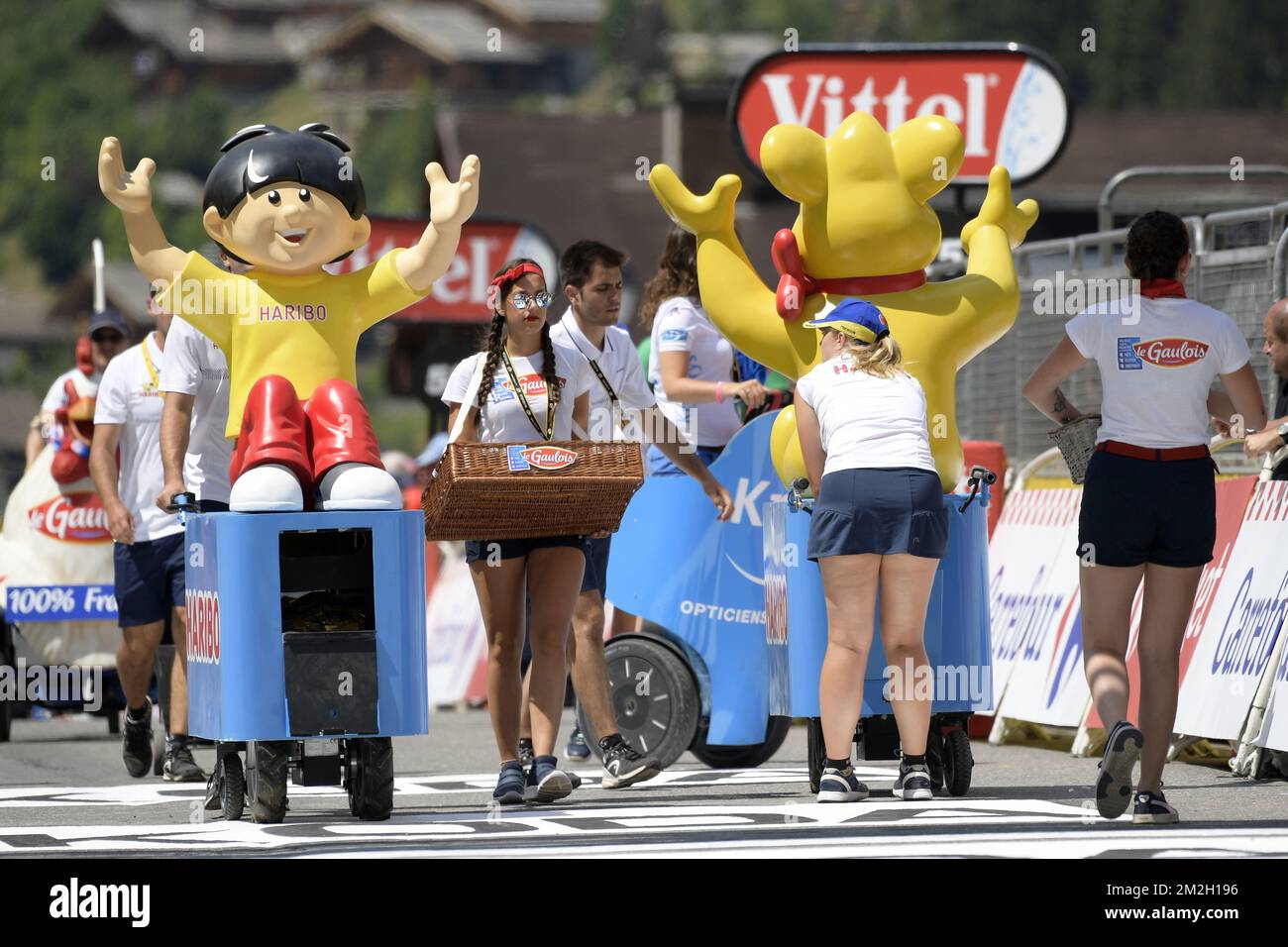 L'immagine mostra la roulotte pubblicitaria prima dell'arrivo del 'la Course by le Tour de France' una gara di ciclismo femminile di un giorno, a 112,5 km da Annecy a le Grand Bornand, Francia, martedì 17 luglio 2018. La gara è organizzata durante la gara ciclistica maschile Tour de France. FOTO DI BELGA YORICK JANSENS Foto Stock