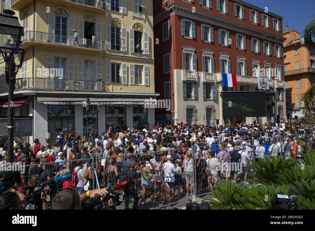 Hugo Lloris capitano della squadra di calcio francese vincitore della Coppa del mondo saluto dal balcone del Municipio di Nizza la folla che lo allieta. | Hugo Lloris capitaine de l'équipe de France de football vainqueur de la coupé du monde saluant du balcon de la Mairie de Nice la foule luogo l'acclamer. 18/07/2018 Foto Stock