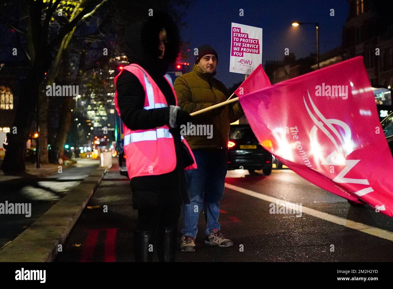 I membri della Communication Workers Union (CWU) sulla linea picket al di fuori dell'ufficio postale/ufficio consegna Whitechapel, mentre i lavoratori della Royal Mail sono in sciopero nella sempre più aspra disputa su posti di lavoro, retribuzioni e condizioni. Data immagine: Mercoledì 14 dicembre 2022. Foto Stock