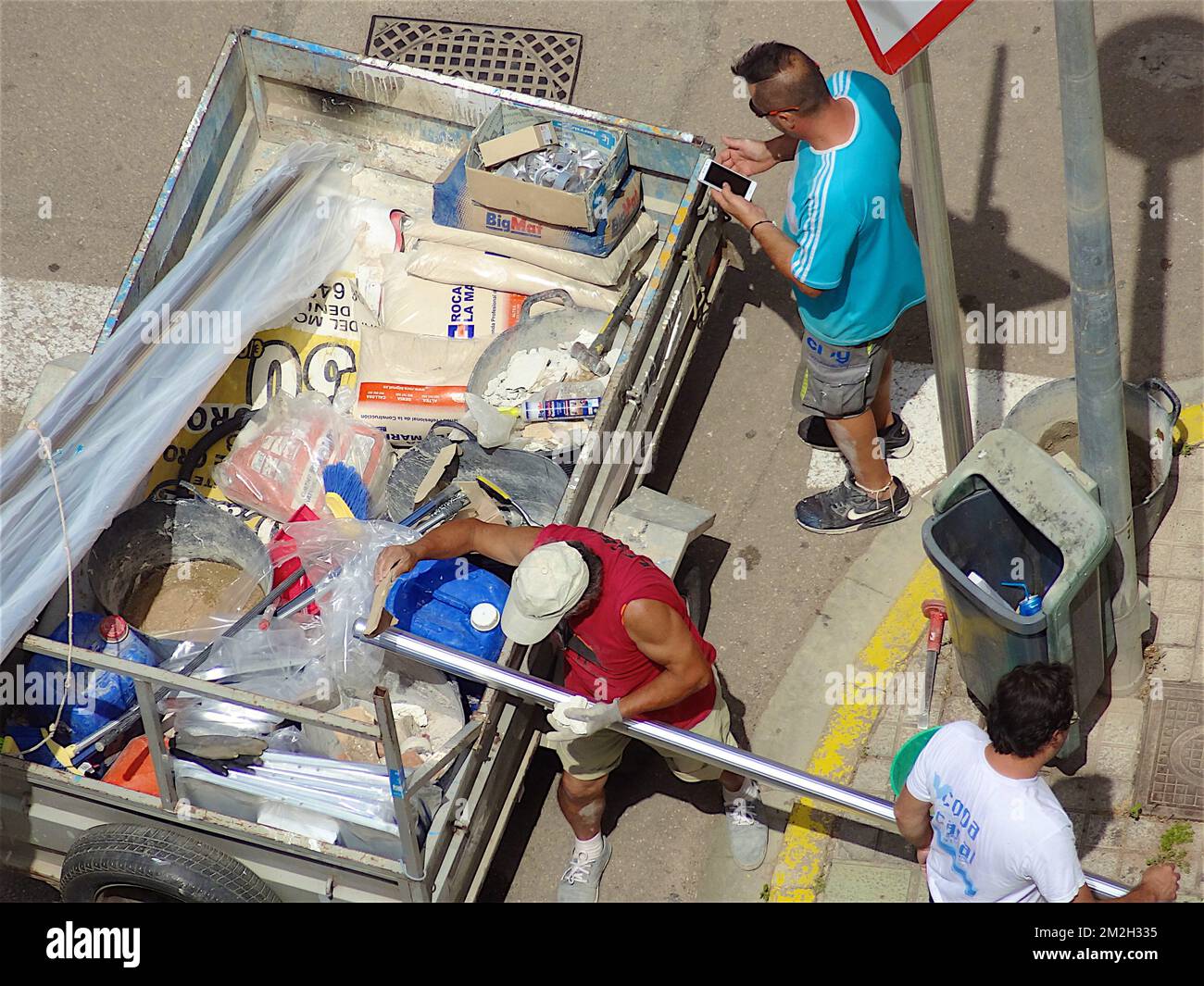 Installazione di pannelli di parcheggio a 2 ruote | Installazione di pannelli di parcheggio 2 roues 19/07/2018 Foto Stock
