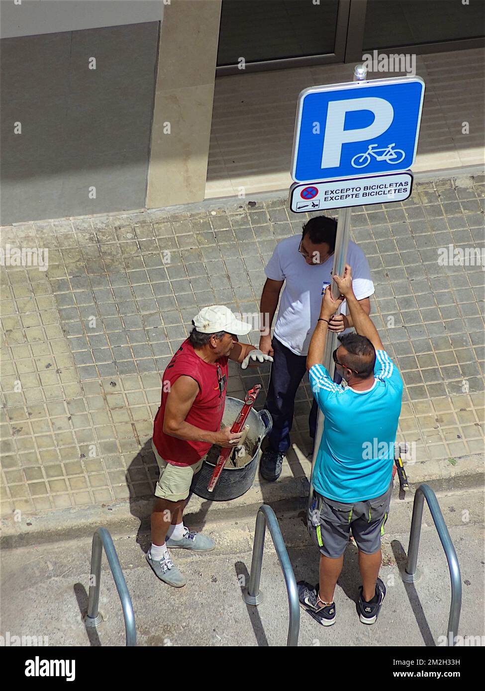 Installazione di pannelli di parcheggio a 2 ruote | Installazione di pannelli di parcheggio 2 roues 19/07/2018 Foto Stock