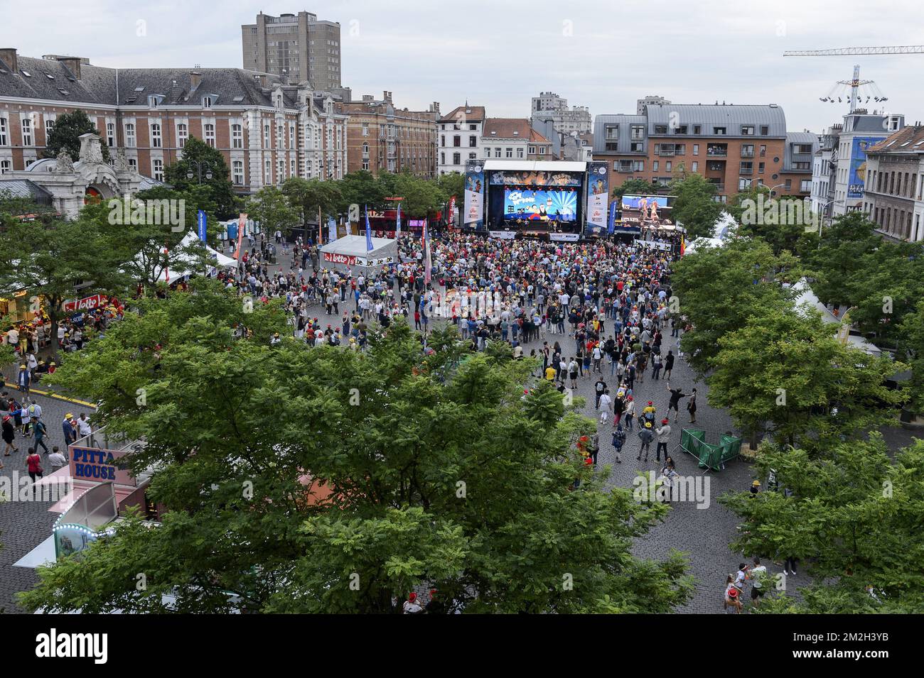 Le Plus Grand Bal populaire de Belgique sur la Place du jeu de balle dans les Marolles en presence de Sar Philippe et Mathilde | la più grande danza locale del Belgio nel Marolles la notte prima della giornata nazionale In presenza di HM il re Filippo e la sua maestà la regina Matilde del Belgio Vista sulla piazza principale - Place du jeu de balle 20/07/2018 Foto Stock