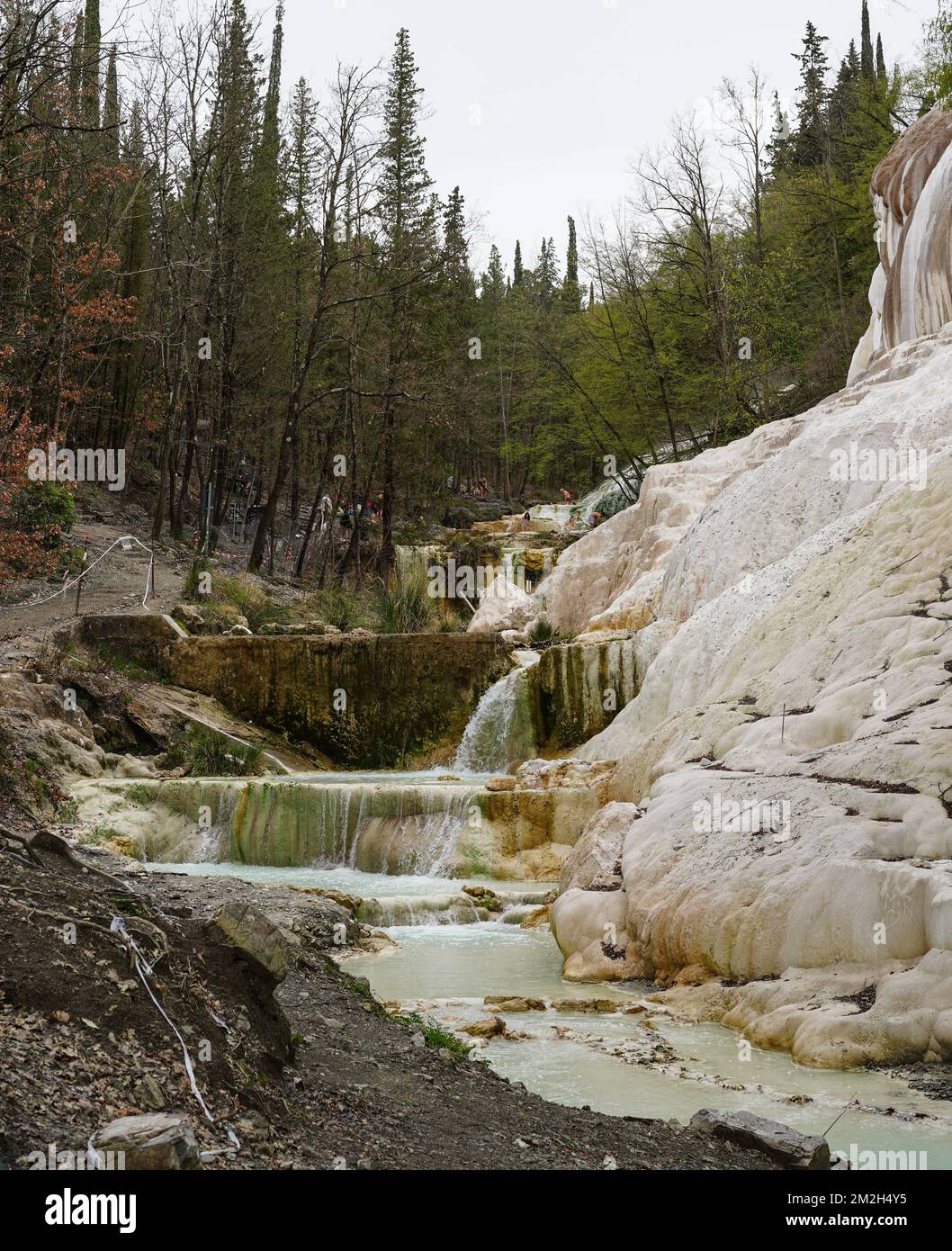 Sorgenti termali a bagni San Filippo, Italia, con depositi di carbonato di calcio che circondano le acque termali Foto Stock