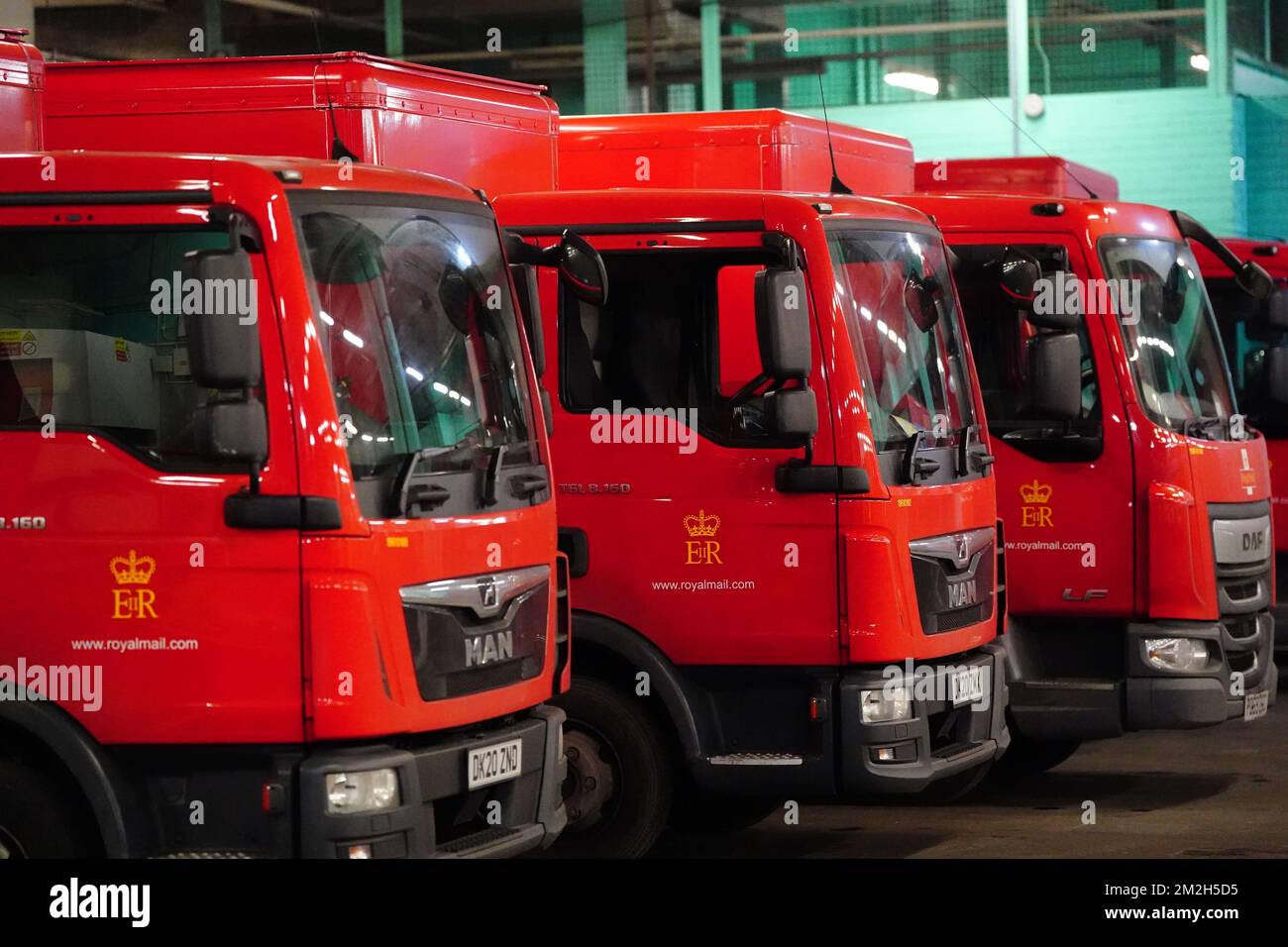 I furgoni per la consegna della posta reale sono stati parcheggiati all'interno dell'ufficio di consegna Whitechapel, mentre i membri della Communication Workers Union (CWU) sono in sciopero nella sempre più aspra disputa su posti di lavoro, retribuzioni e condizioni. Data immagine: Mercoledì 14 dicembre 2022. Foto Stock