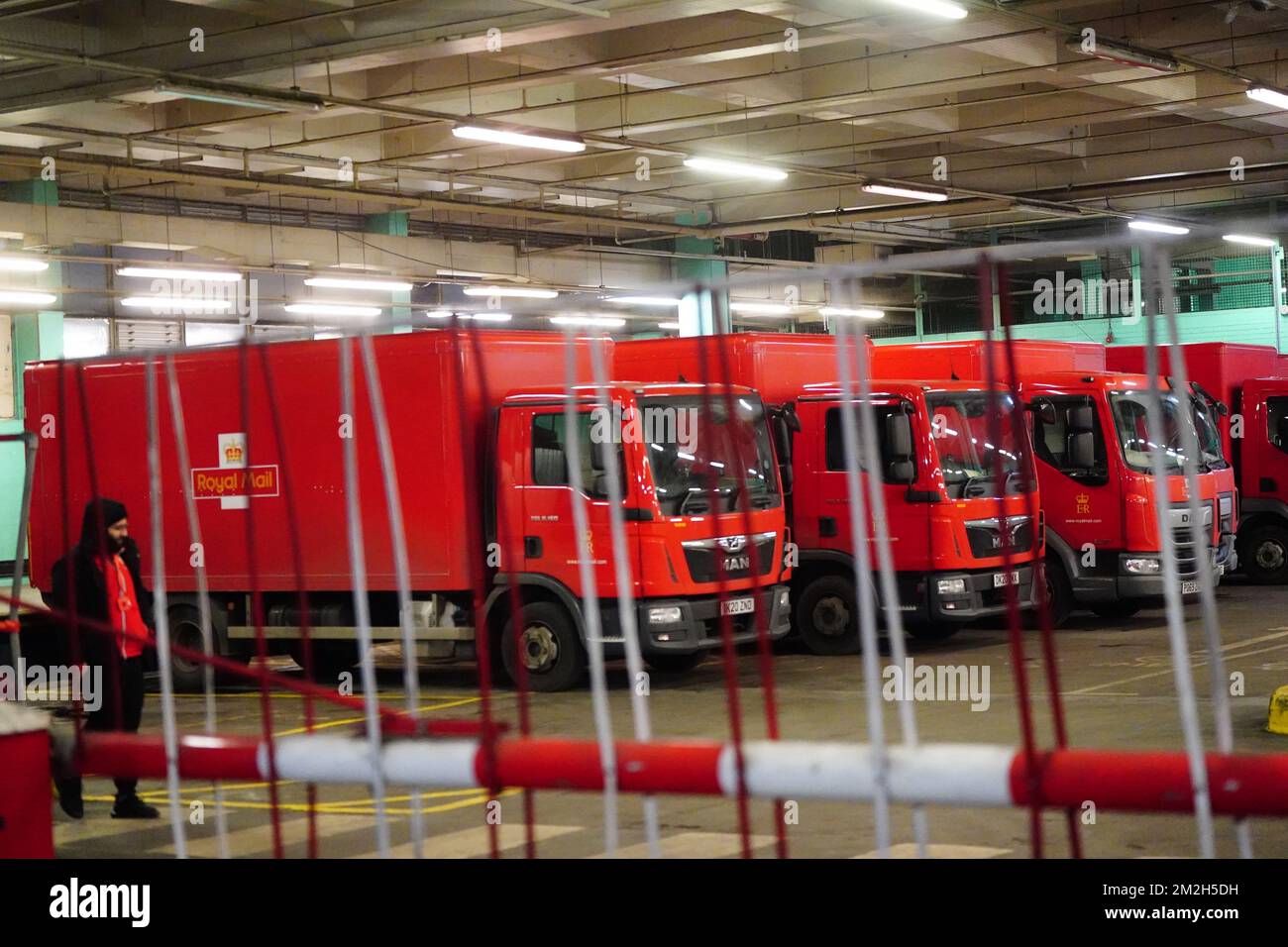 I furgoni per la consegna della posta reale sono stati parcheggiati all'interno dell'ufficio di consegna Whitechapel, mentre i membri della Communication Workers Union (CWU) sono in sciopero nella sempre più aspra disputa su posti di lavoro, retribuzioni e condizioni. Data immagine: Mercoledì 14 dicembre 2022. Foto Stock