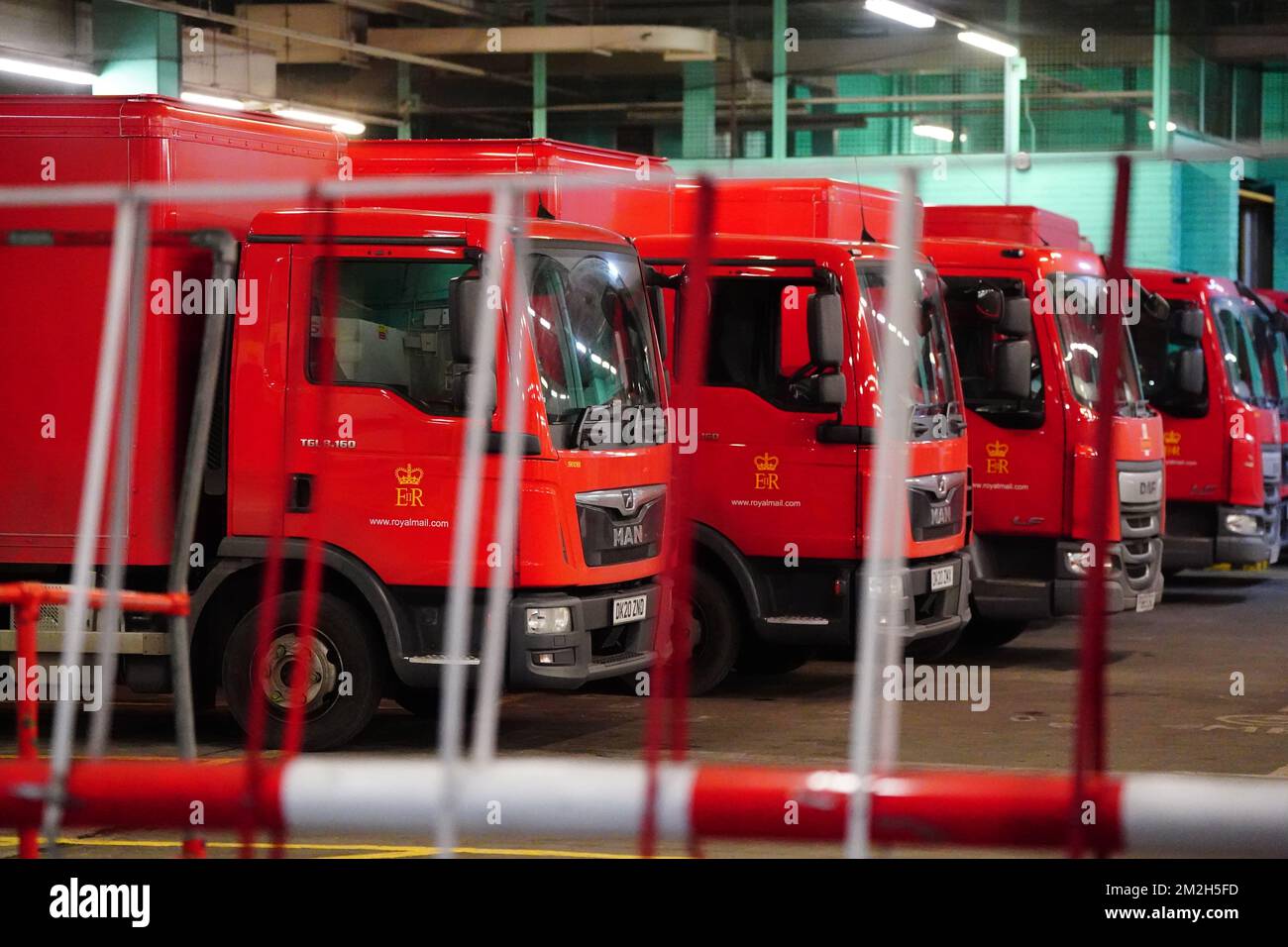 I furgoni per la consegna della posta reale sono stati parcheggiati all'interno dell'ufficio di consegna Whitechapel, mentre i membri della Communication Workers Union (CWU) sono in sciopero nella sempre più aspra disputa su posti di lavoro, retribuzioni e condizioni. Data immagine: Mercoledì 14 dicembre 2022. Foto Stock