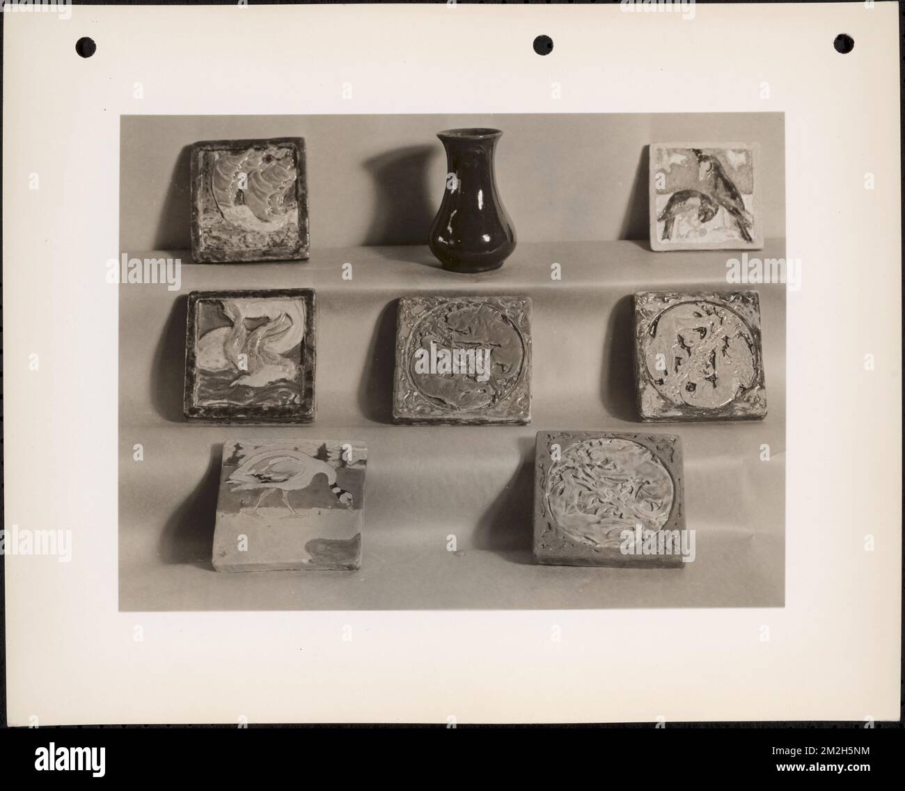Esposizione di ceramiche smaltate, piastrelle, vasi. Collezione fotografica del Massachusetts WPA Federal Art Project Foto Stock