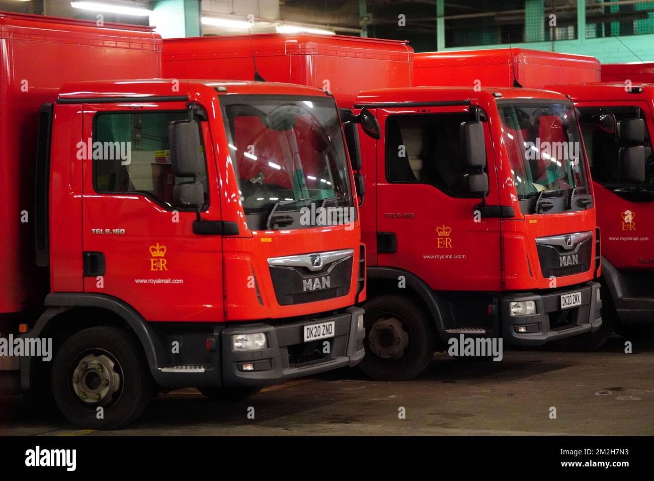 I furgoni per la consegna della posta reale sono stati parcheggiati all'interno dell'ufficio di consegna Whitechapel, mentre i membri della Communication Workers Union (CWU) sono in sciopero nella sempre più aspra disputa su posti di lavoro, retribuzioni e condizioni. Data immagine: Mercoledì 14 dicembre 2022. Foto Stock
