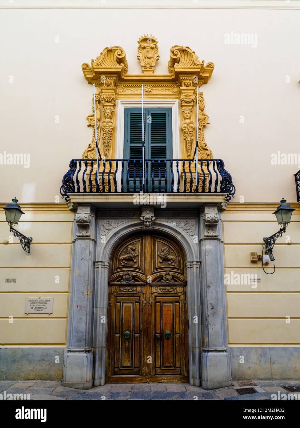 Palazzo Fontana (sede della Soprintendenza BB.CC.AA.) (18th ° secolo) nel centro storico di Trapani - Sicilia, Italia Foto Stock