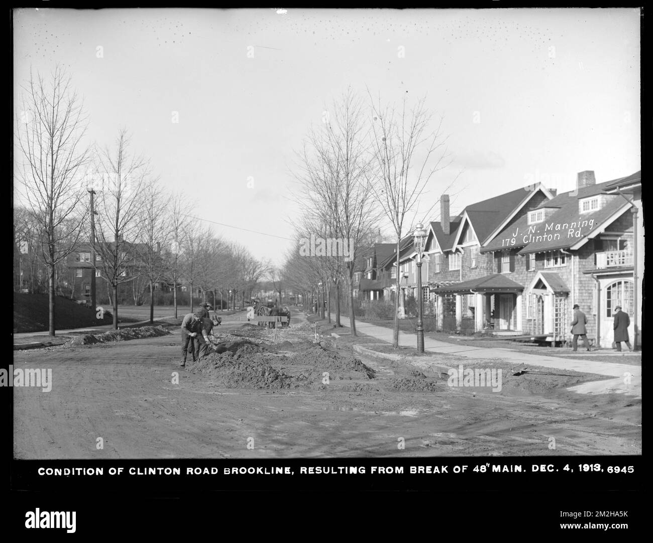 Dipartimento di distribuzione, rottura, condizione di Clinton Road, risultante da rottura in 48 pollici principale, Brookline, Mass., 4 dicembre 1913 , acquedotti, condotti di tubazioni, cantieri, paesaggi urbani Foto Stock