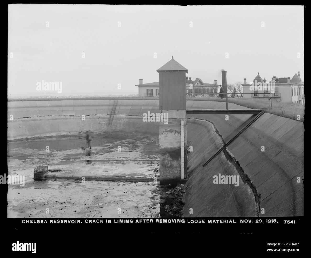 Dipartimento della distribuzione, serbatoio Chelsea, incrinatura della guarnizione dopo il distacco del materiale sciolto, Chelsea, Mass., 29 novembre 1918 , acquedotto, serbatoi strutture di distribuzione di acqua, cantieri edili Foto Stock