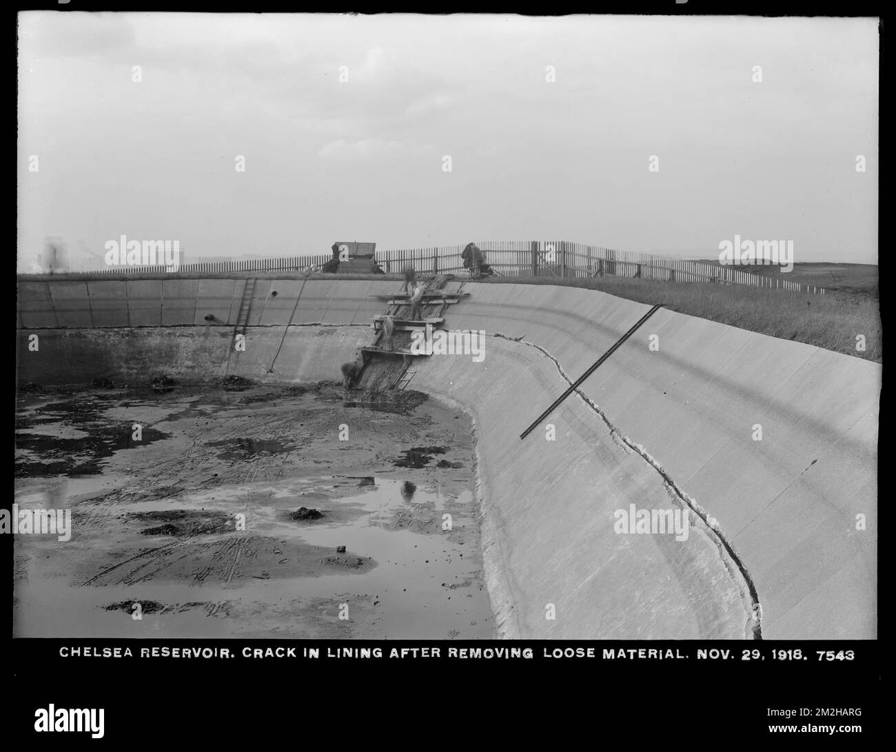 Dipartimento della distribuzione, serbatoio Chelsea, incrinatura della guarnizione dopo il distacco del materiale sciolto, Chelsea, Mass., 29 novembre 1918 , acquedotto, serbatoi strutture di distribuzione di acqua, cantieri edili Foto Stock