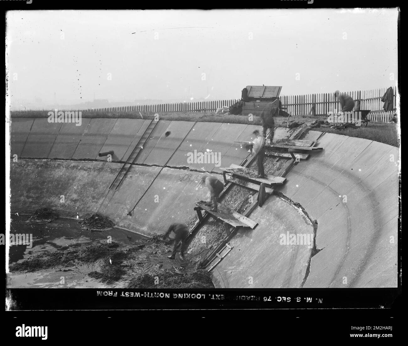 Dipartimento della distribuzione, serbatoio Chelsea, incrinatura della guarnizione dopo il distacco del materiale sciolto, Chelsea, Mass., 29 novembre 1918 , acquedotto, serbatoi strutture di distribuzione di acqua, cantieri edili Foto Stock