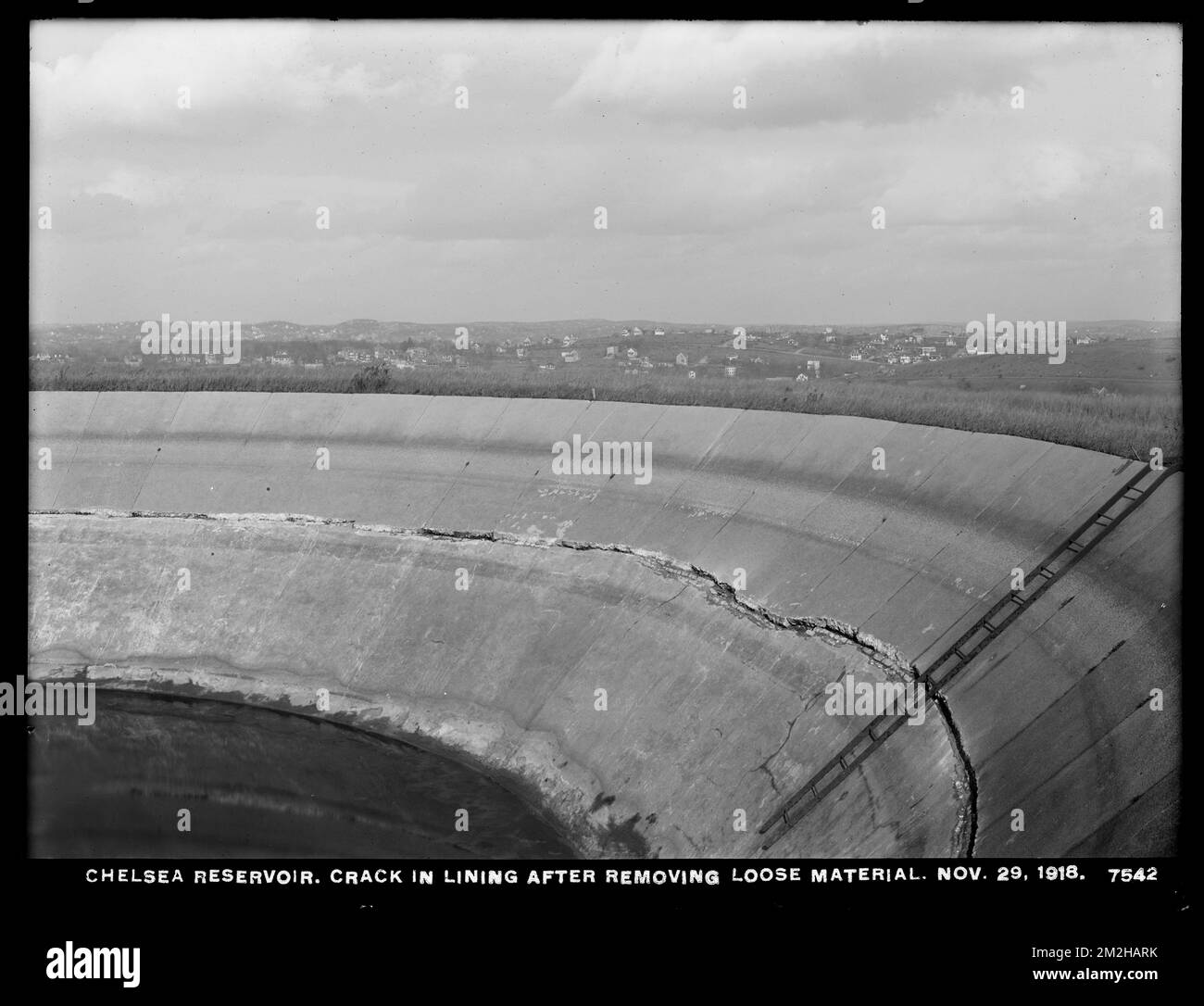 Dipartimento della distribuzione, serbatoio Chelsea, incrinatura della guarnizione dopo il distacco del materiale sciolto, Chelsea, Mass., 29 novembre 1918 , acquedotto, serbatoi strutture di distribuzione di acqua, cantieri edili Foto Stock