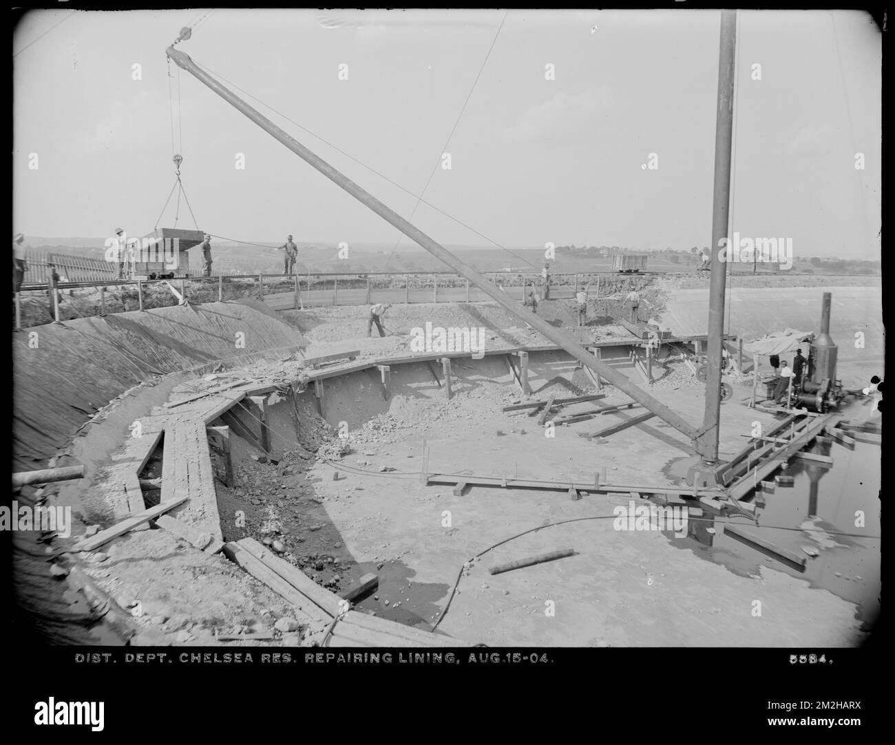 Dipartimento di distribuzione, serbatoio del Chelsea, riparazione del rivestimento, Chelsea, Mass., 15 agosto 1904 , opere d'acqua, serbatoi strutture di distribuzione dell'acqua, cantieri edili Foto Stock