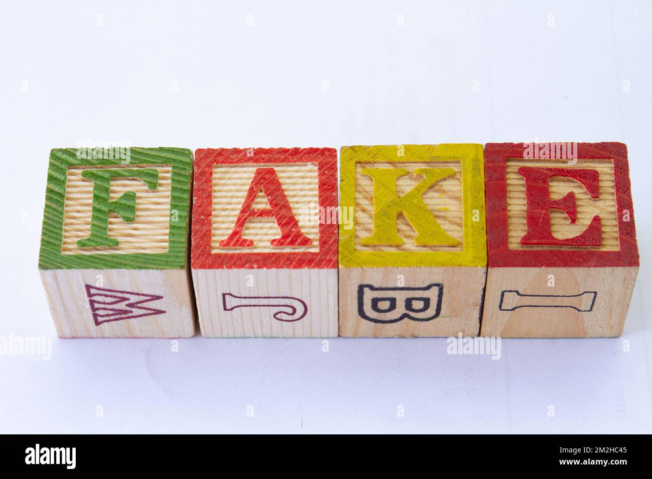 Il termine falso viene visualizzato visivamente su uno sfondo chiaro con spazio di copia Foto Stock