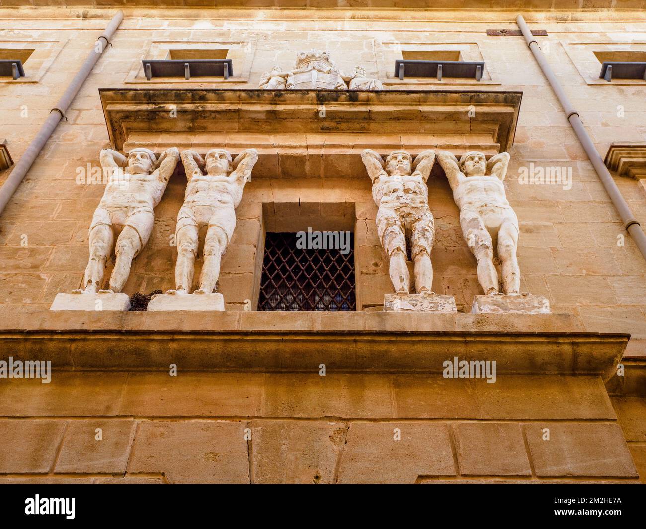 Telamoni a forma di figura maschile al di sopra del portale dell'edificio conosciuto come la 'Vicaria' a Trapani - Sicilia, Italia Foto Stock