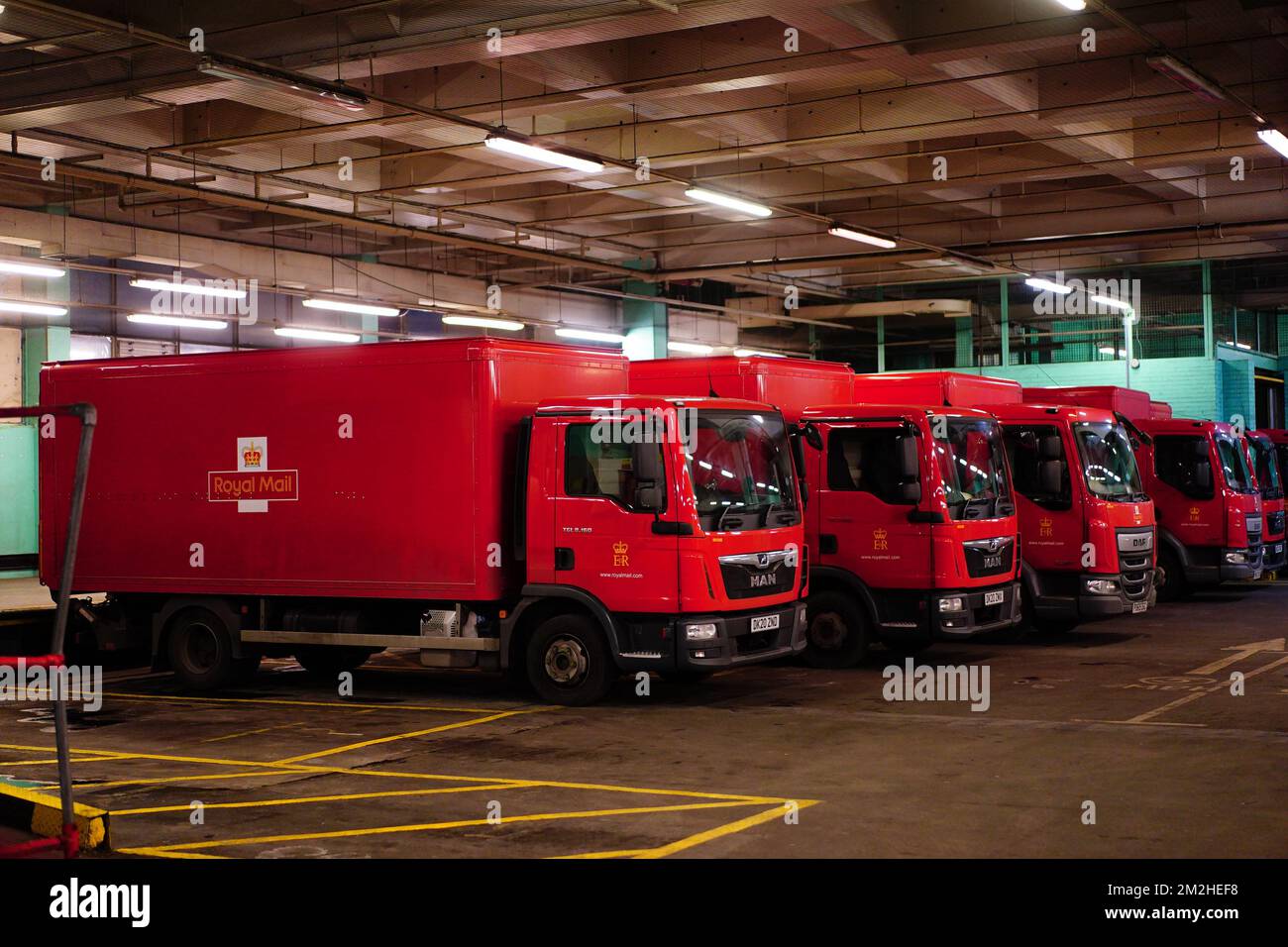 I furgoni per la consegna della posta reale sono stati parcheggiati all'interno dell'ufficio di consegna Whitechapel, mentre i membri della Communication Workers Union (CWU) sono in sciopero nella sempre più aspra disputa su posti di lavoro, retribuzioni e condizioni. Data immagine: Mercoledì 14 dicembre 2022. Foto Stock