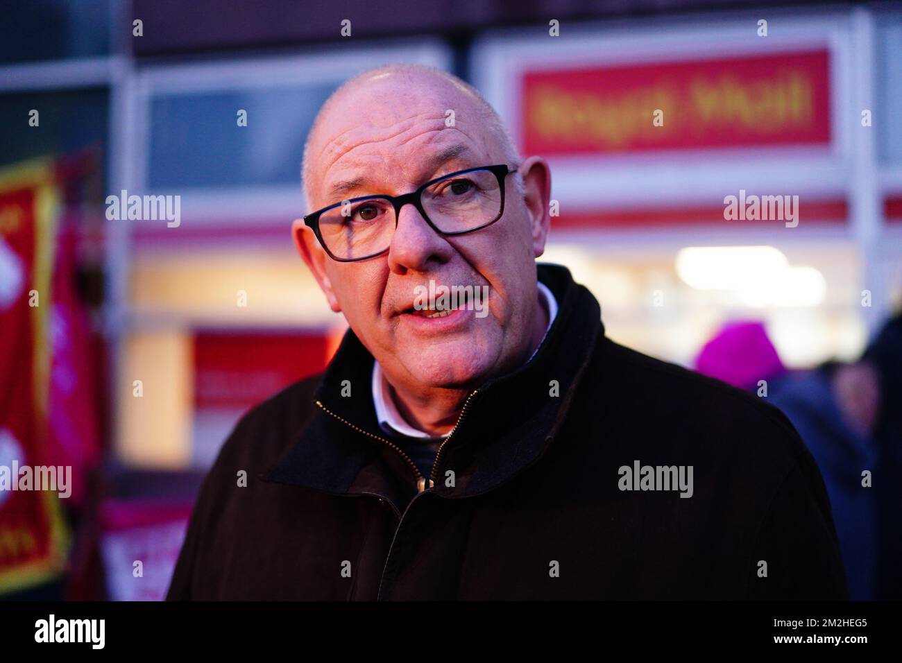 Dave Ward, segretario generale dell'Unione dei lavoratori della comunicazione (CWU) sulla linea picket al di fuori dell'ufficio di consegna Whitechapel, mentre i lavoratori della Royal Mail vanno in sciopero nella sempre più aspra disputa su posti di lavoro, retribuzioni e condizioni. Data immagine: Mercoledì 14 dicembre 2022. Foto Stock