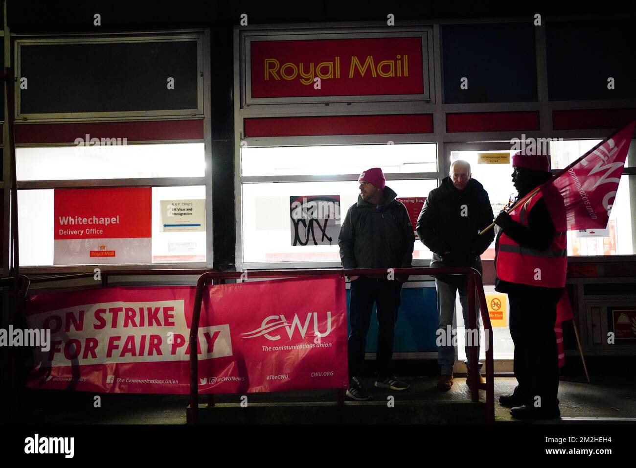 I membri della Communication Workers Union (CWU) sulla linea picket al di fuori dell'ufficio di consegna di Whitechapel, mentre i lavoratori della Royal Mail vanno in sciopero nella sempre più aspra disputa su posti di lavoro, retribuzioni e condizioni. Data immagine: Mercoledì 14 dicembre 2022. Foto Stock