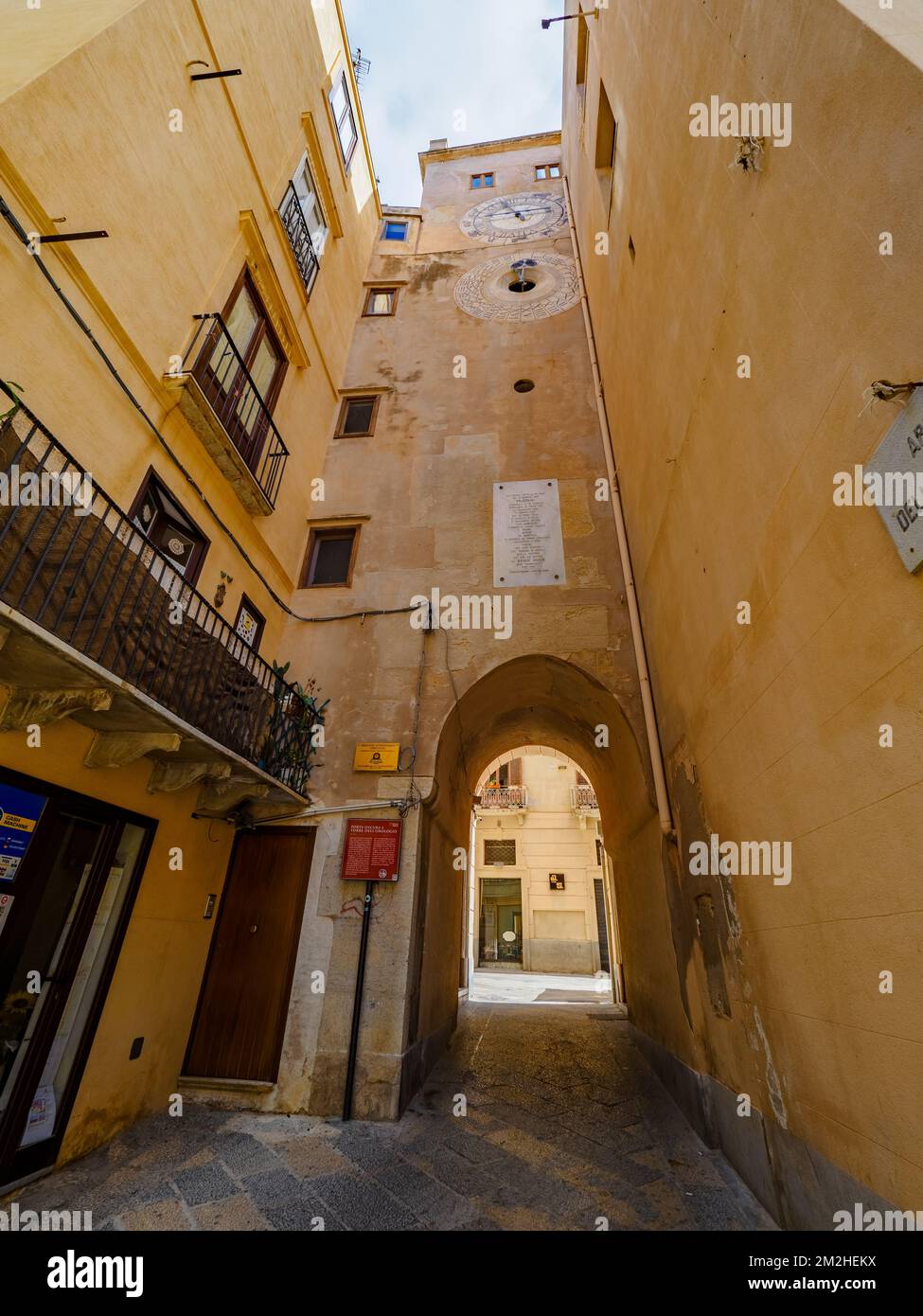 Porta Oscura e Torre dell'Orologio (XIII sec.) È l'ingresso più antico della città di Trapani - Sicilia, Italia Foto Stock