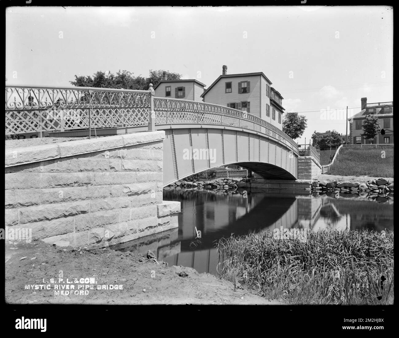 Dipartimento di distribuzione, linee e collegamenti di tubazioni a basso servizio, Mystic River Pipe Bridge, Medford, Mass., Jun. 1898 , opere d'acqua, tubi condotti, ponti lavori di costruzione, costruzione completata Foto Stock
