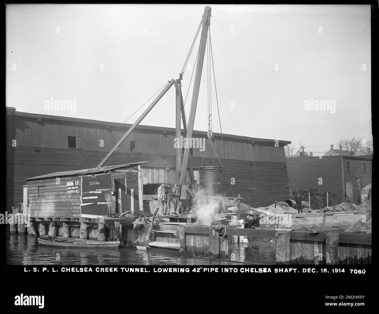 Dipartimento di distribuzione, Low Service Pipe Lines, Chelsea Creek Tunnel, abbassamento tubo da 42 pollici in Chelsea Shaft, Chelsea, Mass., 18 dicembre 1914 , acquedotto, gallerie d'acqua, cantieri Foto Stock