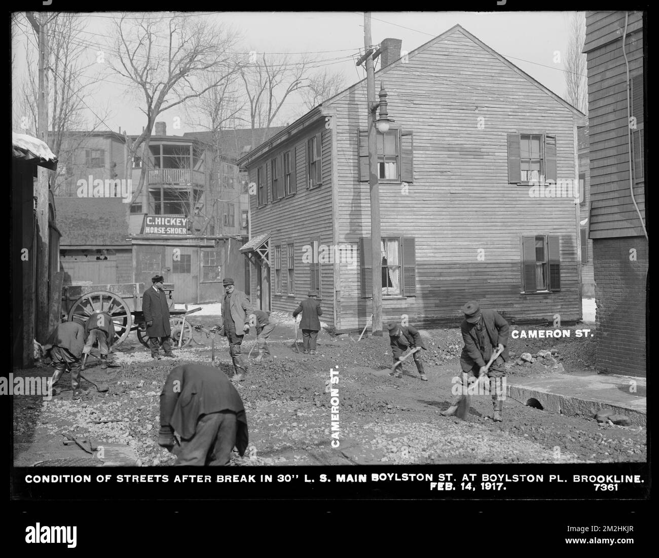 Dipartimento di distribuzione, tubazioni a basso servizio, condizioni delle strade dopo la rottura in 30 pollici principale, Boylston Street a Boylston Place; Cameron Street, Brookline, Mass., 14 febbraio, 1917 , opere d'acqua, condotti per tubi, cantieri edili Foto Stock