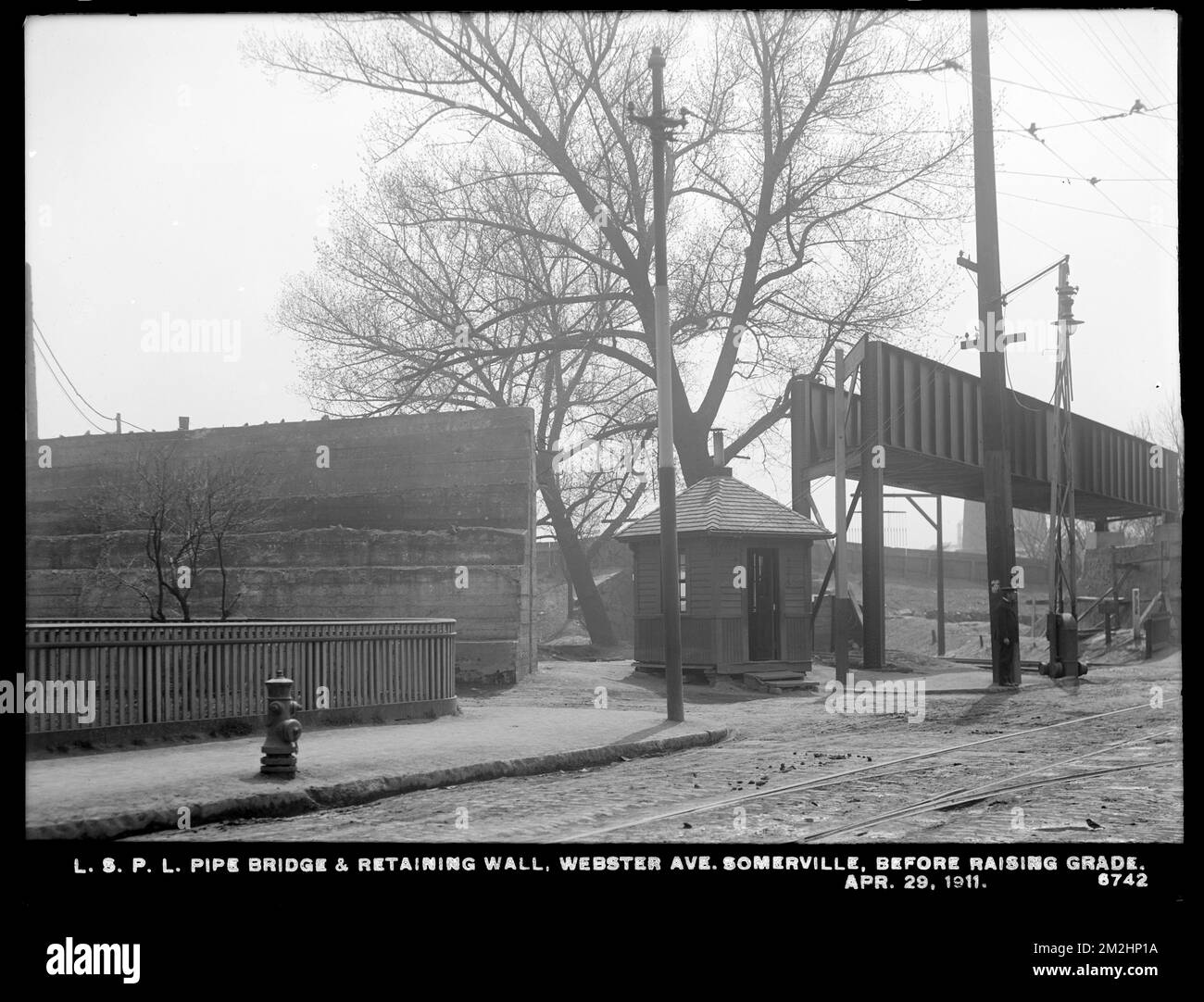 Dipartimento della distribuzione, linee di tubazioni a basso servizio, ponte di tubazioni e parete di ritegno, Webster Avenue, prima di elevare il grado, Somerville, Mass., 29 aprile 1911 , opere d'acqua, condotti, cantieri edili Foto Stock