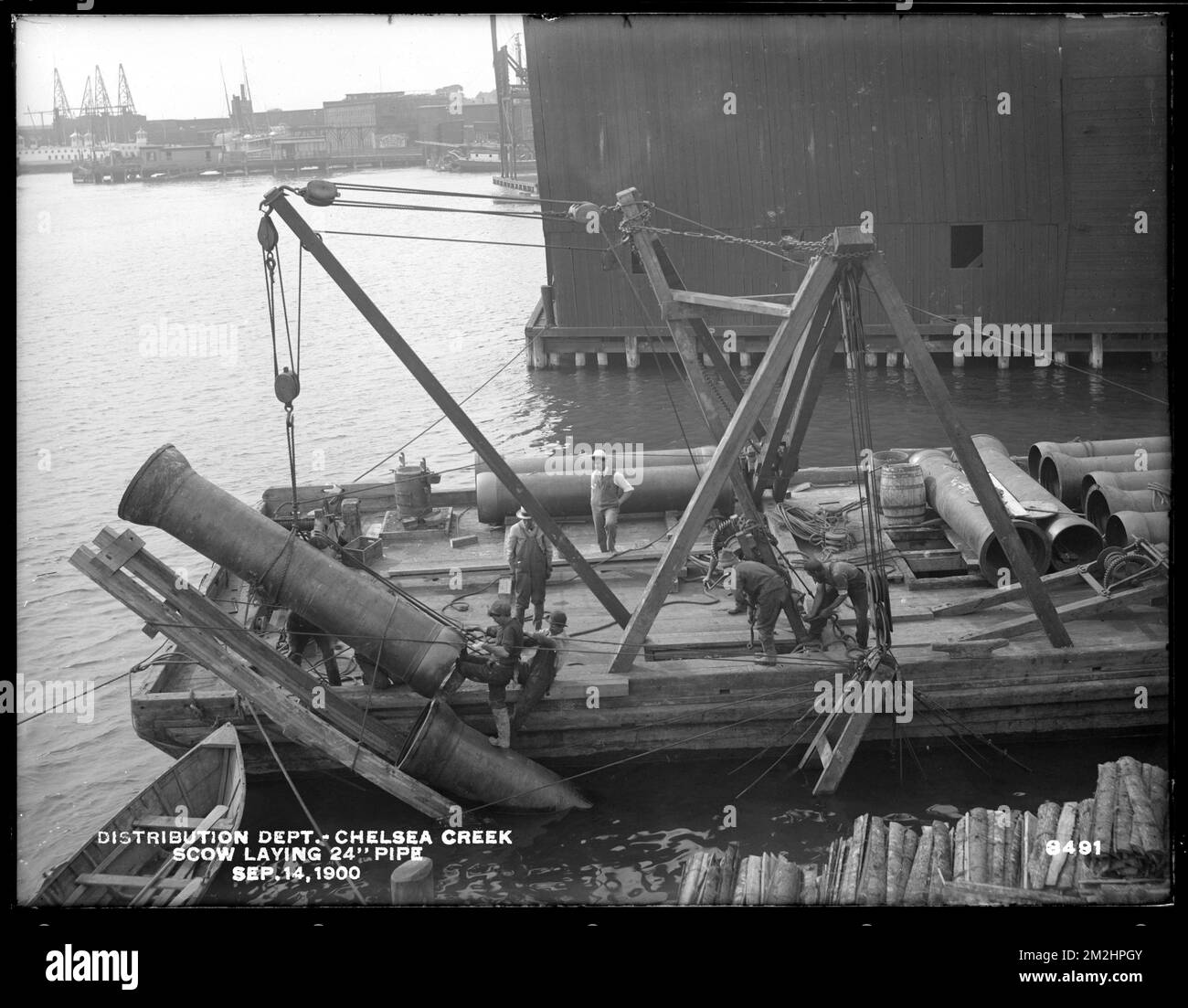 Reparto di distribuzione, linee di tubazione di servizio basso, tubo flessibile-Unito di 24-pollice di posa di scrow, Chelsea Creek; Chelsea; Boston orientale, Mass., 14 settembre 1900 , opere d'acqua, condotte, cantieri edili Foto Stock