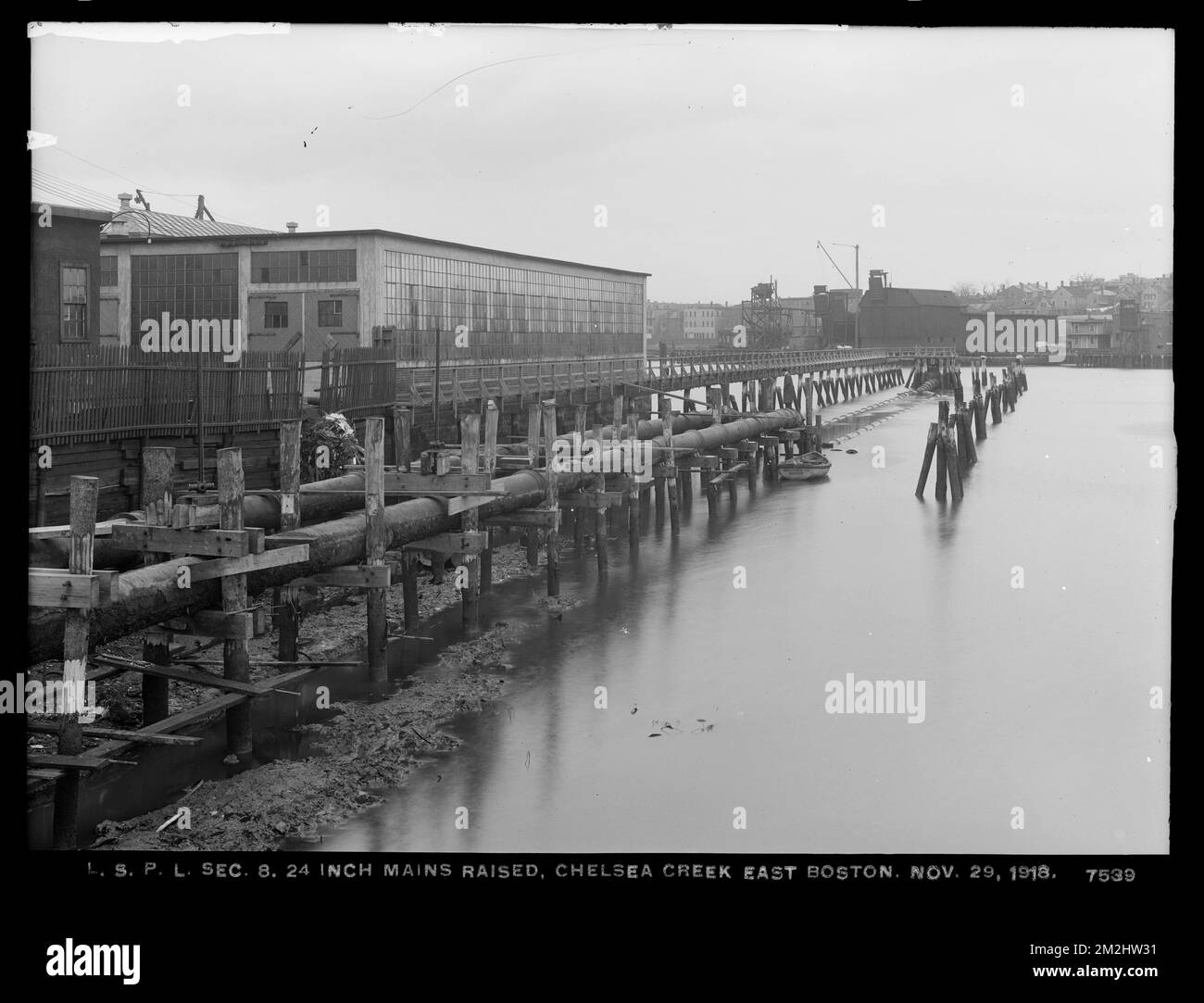 Reparto di distribuzione, linee di tubazioni a basso servizio, Sezione 8, rete elettrica da 24 pollici rialzata, Chelsea Creek, East Boston, Massa, 29 novembre 1918 , opere d'acqua, tubi condotti, cantieri edili Foto Stock
