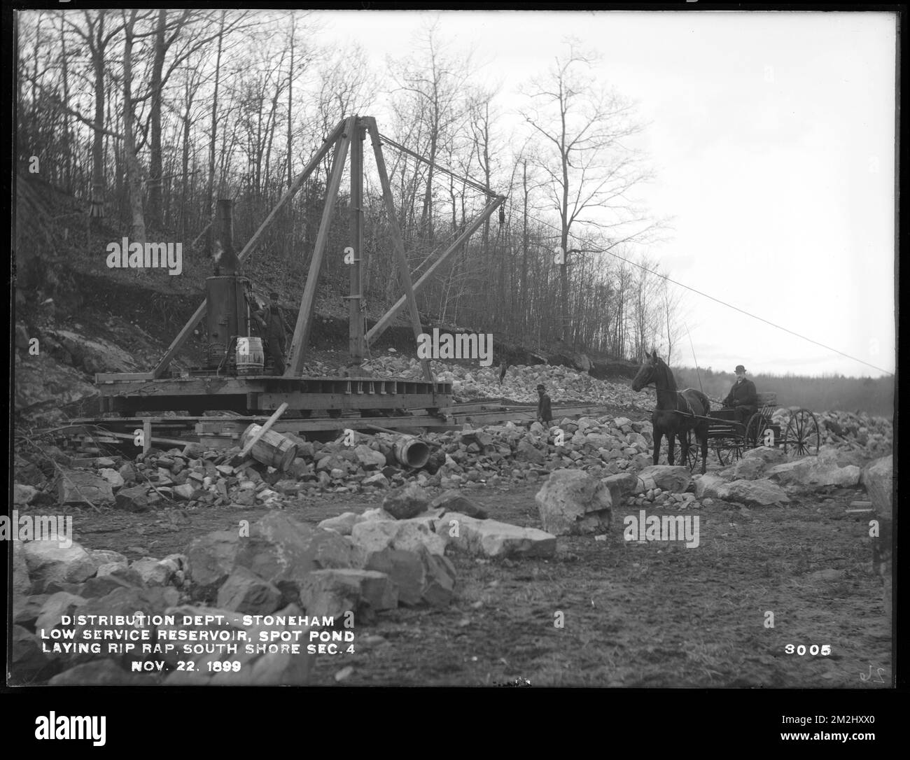Dipartimento della distribuzione, Low Service Spot Pond Reservoir, derrick e riprap sulla riva sud, Sezione 4, da est, Stoneham, Mass., 22 novembre 1899 , opere d'acqua, serbatoi strutture di distribuzione dell'acqua, cantieri edili Foto Stock