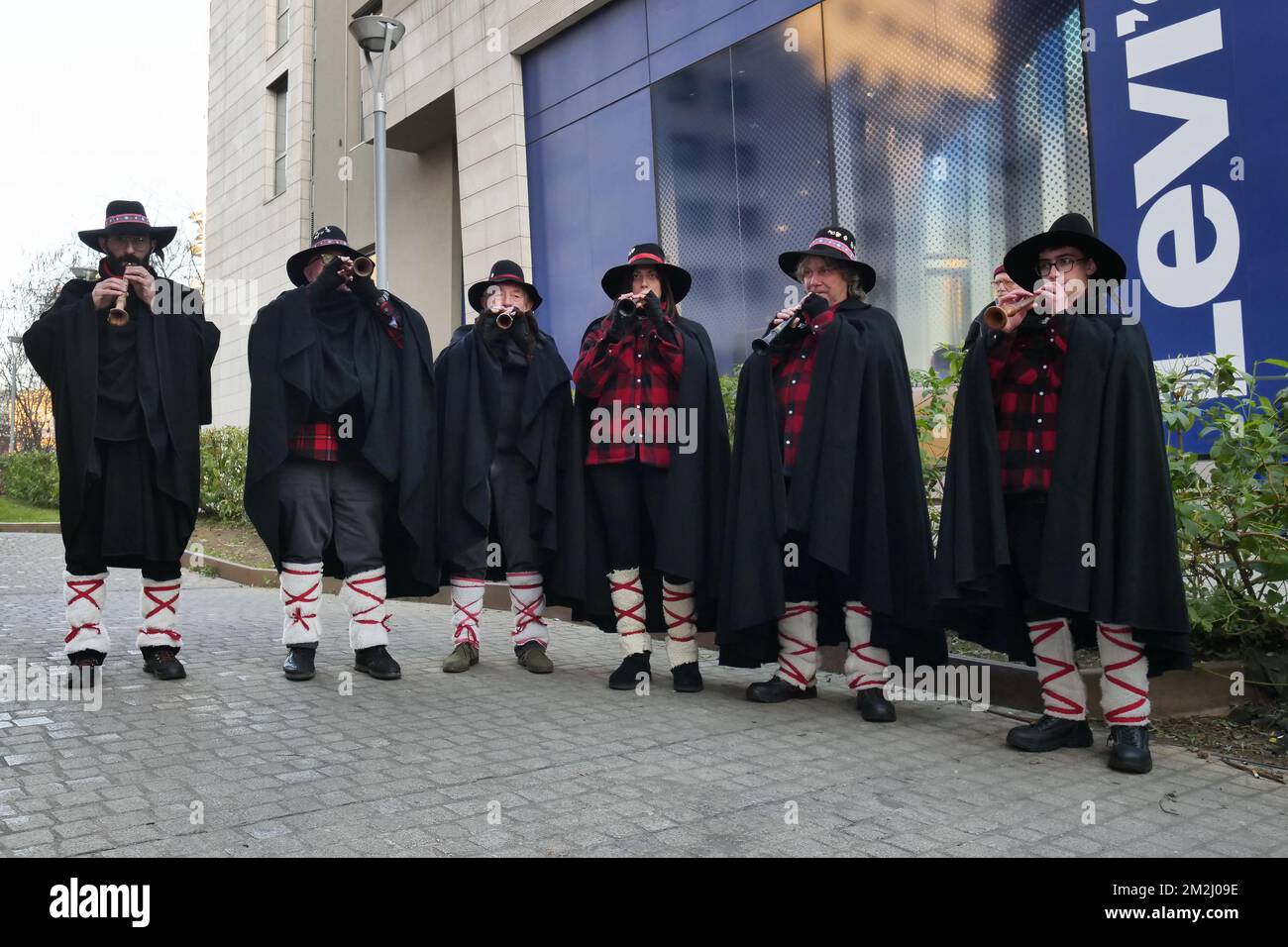 Gruppo di bagnini si esibisce lungo le strade di Milano, Lombardia, Italia. Foto Stock