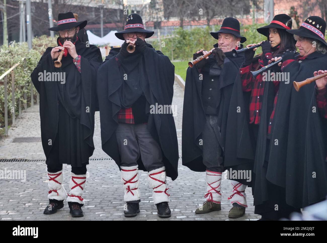 Gruppo di bagnini si esibisce lungo le strade di Milano, Lombardia, Italia. Foto Stock