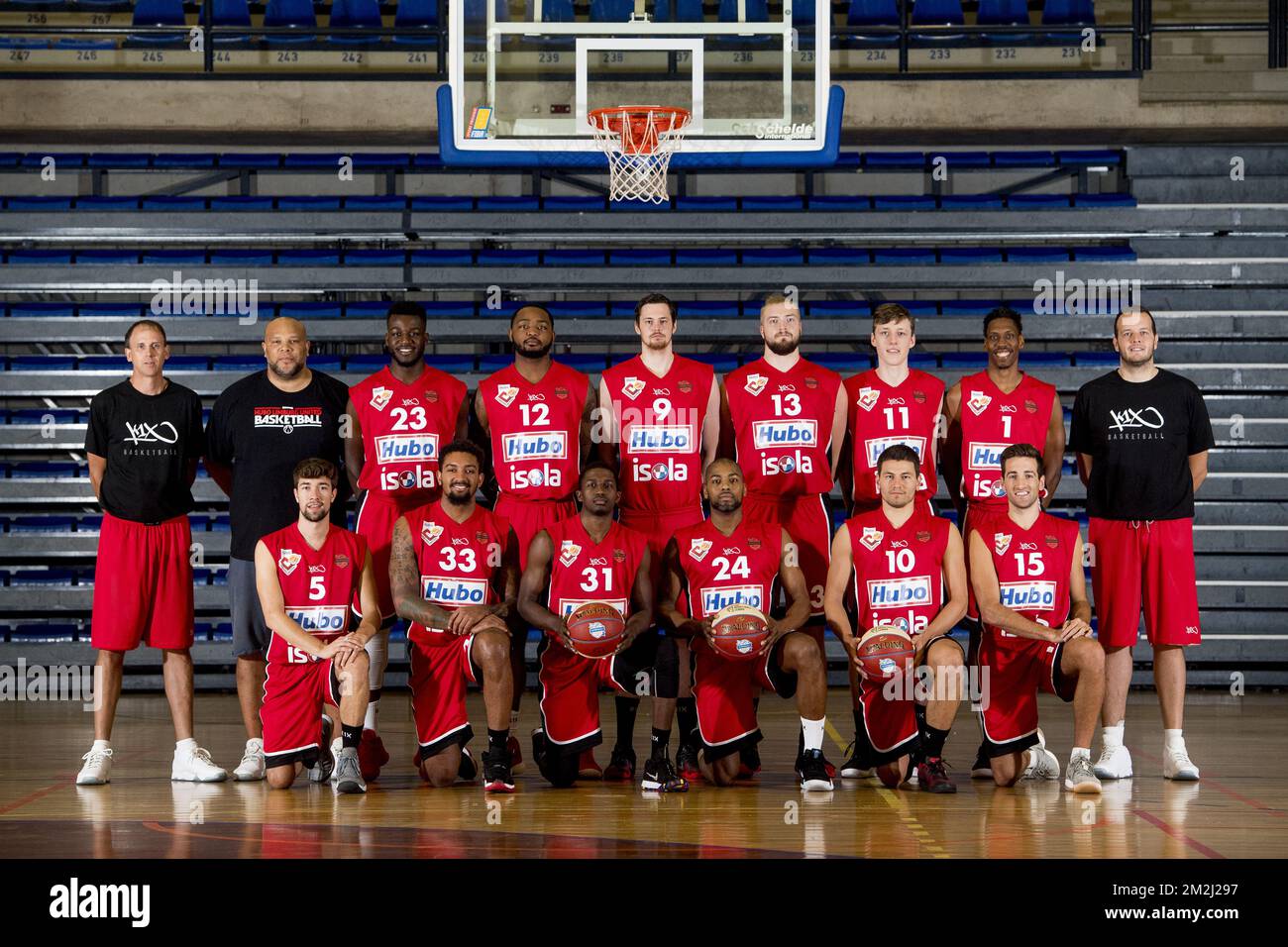 Fila superiore (L-R), allenatore capo Greg Gibson, Team Support Manager Odell Hodge, Nathan Kuta, Khaliq Spicer di Limburg, Jonas Delalieux di Limburg, Justin Kohajda, Leandr Dedroog, Paul carter, vettura assistita Raymond Westphalen, (fila inferiore L-R), Sam Hemeleers, Miles Bowman jr, Austin Price, Kenneth Barker, Maxime Depuydt e Tate Unruh di Limburg propongono per una foto di squadra durante una foto della squadra belga di pallacanestro Limburg unita davanti alla 2018-2019 EuroMillions League, giovedì 23 agosto 2018 a Hasselt. FOTO DI BELGA JASPER JACOBS Foto Stock