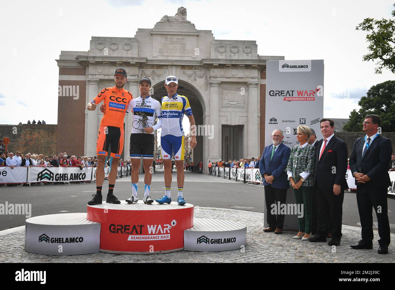 Il polacco Pawel Bernas di CCC Sprandi Polkowice, l'estone Mihkel Raim dell'Israel Cycling Academy e il belga Preben Van Hecke dello Sport Vlaanderen-Baloise sul podio della gara ciclistica di un giorno, la Grande Guerra Remembrance Race, da Nieuwpoort a Ieper, venerdì 24 agosto 2018. FOTO DI BELGA DAVID STOCKMAN Foto Stock