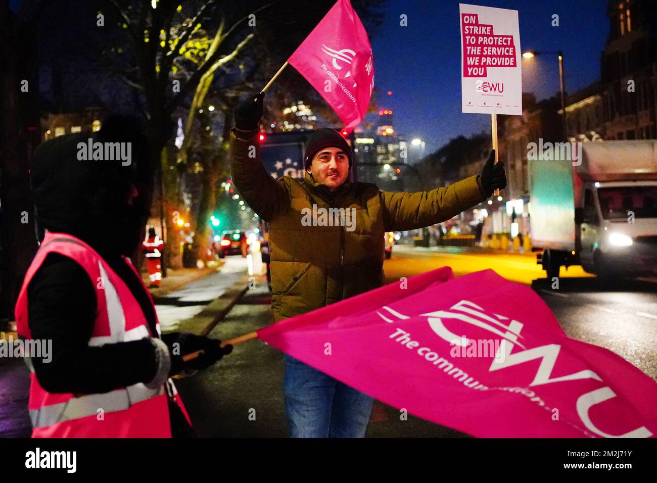 I membri della Communication Workers Union (CWU) sulla linea picket al di fuori dell'ufficio di consegna di Whitechapel, mentre i lavoratori della Royal Mail vanno in sciopero nella sempre più aspra disputa su posti di lavoro, retribuzioni e condizioni. Data immagine: Mercoledì 14 dicembre 2022. Foto Stock