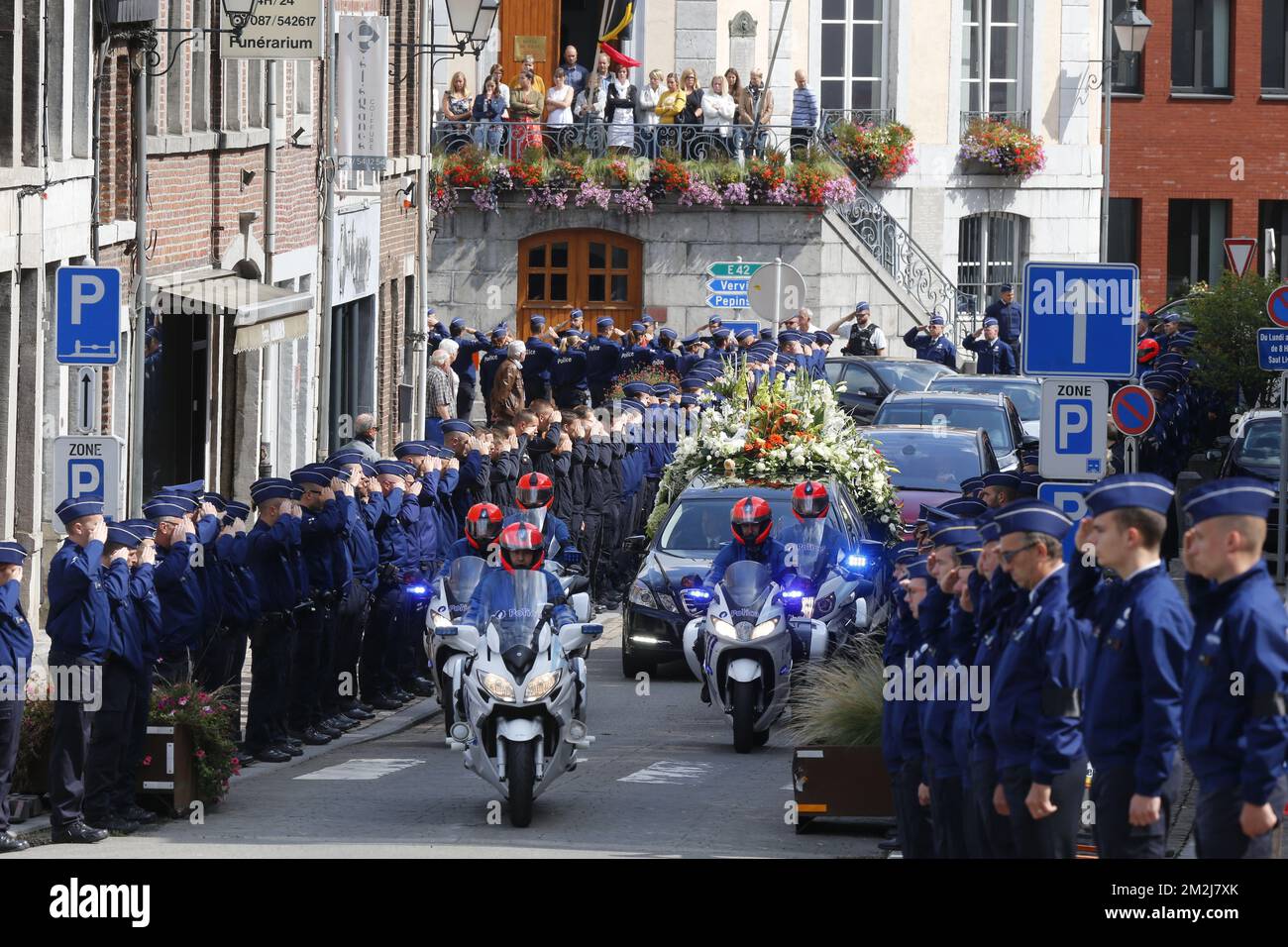 L'illustrazione mostra gli ufficiali di polizia in una guardia d'onore, come l'auto funeraria passa il municipio 'hotel de ville', come arriva prima del funerale di Amaury Delrez, presso la chiesa di Theux, Giovedi 30 agosto 2018. Delrez è l'ufficiale di polizia che è stato ucciso a colpi di arma da fuoco dopo aver risposto a una chiamata nel centro della città di Spa. Tre olandesi sono stati arrestati in relazione alla sparatoria. FOTO DI BELGA NICOLAS MAETERLINCK Foto Stock