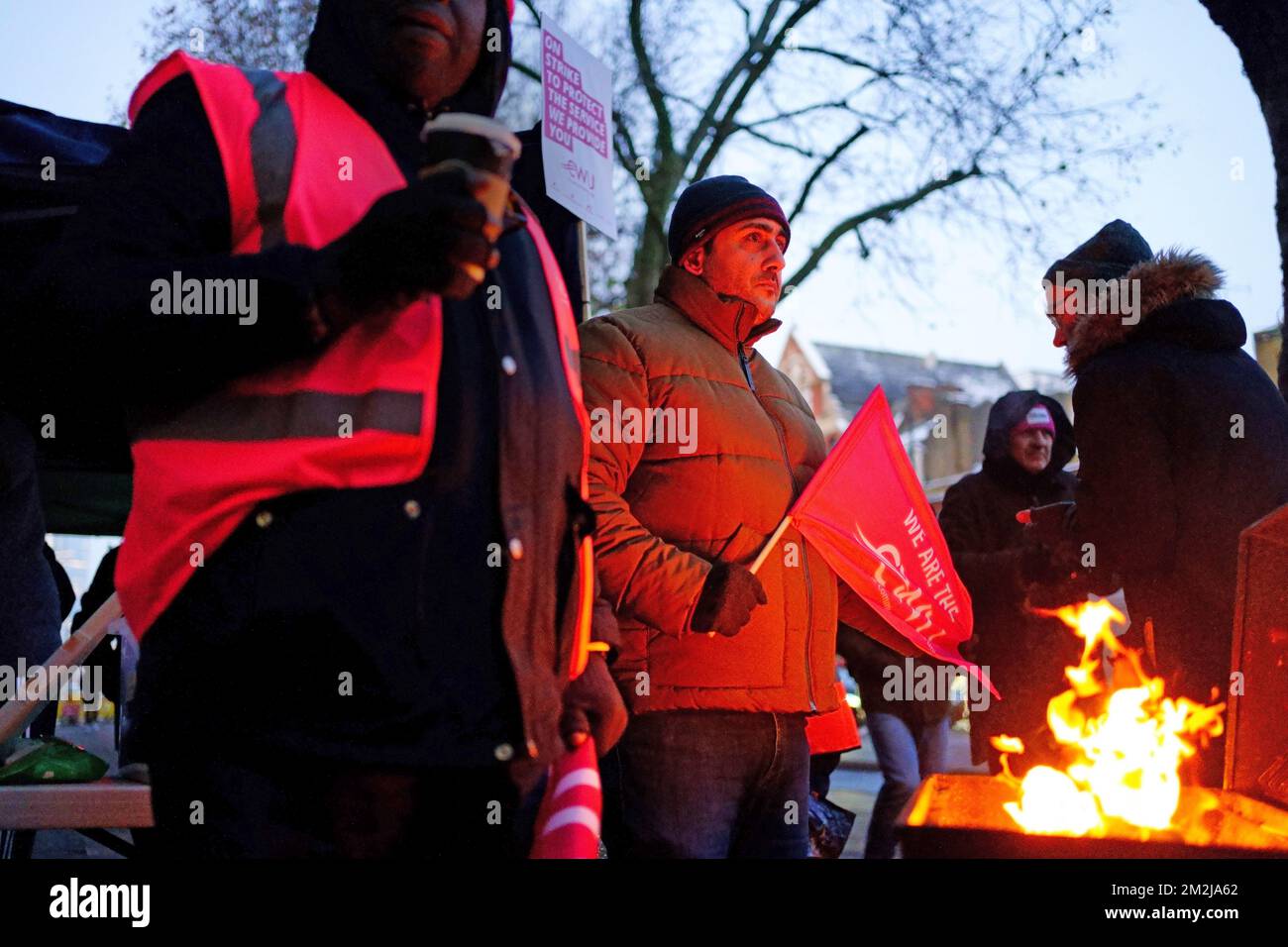 I membri della Communication Workers Union (CWU) sulla linea picket al di fuori dell'ufficio di consegna di Whitechapel, mentre i lavoratori della Royal Mail vanno in sciopero nella sempre più aspra disputa su posti di lavoro, retribuzioni e condizioni. Data immagine: Mercoledì 14 dicembre 2022. Foto Stock