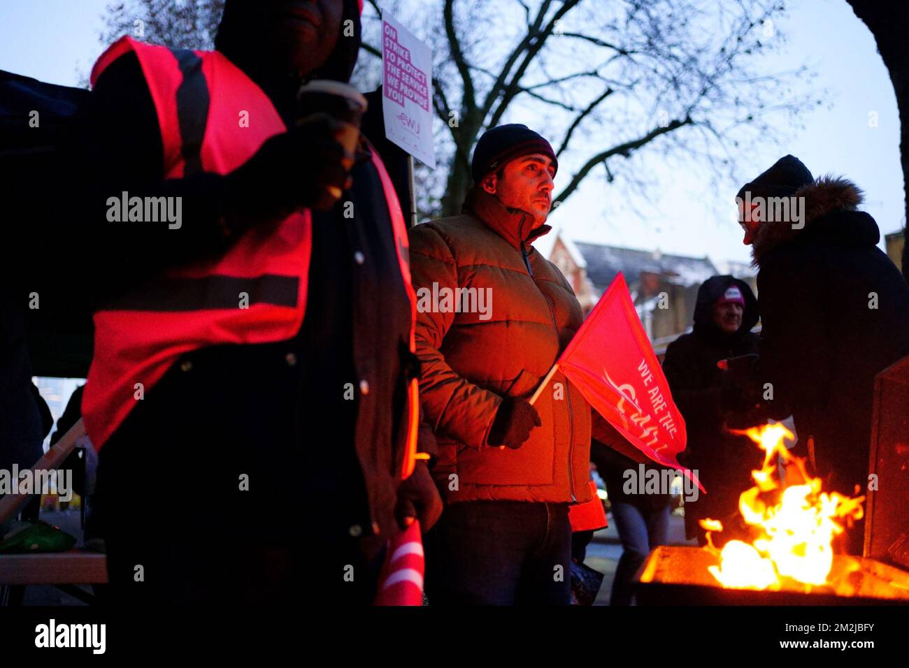 Membri dell'Unione dei lavoratori della comunicazione (CWU) sulla linea picket al di fuori dell'ufficio postale e di consegna Whitechapel, mentre i lavoratori della Royal Mail sono in sciopero nella sempre più aspra disputa su posti di lavoro, retribuzioni e condizioni. Data immagine: Mercoledì 14 dicembre 2022. Foto Stock