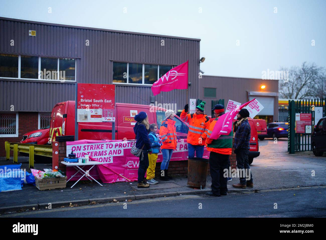 Membri della Communication Workers Union (CWU) sulla linea picket al di fuori dell'ufficio di consegna Royal Mail Bristol South East a Bristol, mentre i lavoratori della Royal Mail vanno in sciopero nella sempre più aspra disputa su posti di lavoro, salari e condizioni. Data immagine: Mercoledì 14 dicembre 2022. Foto Stock
