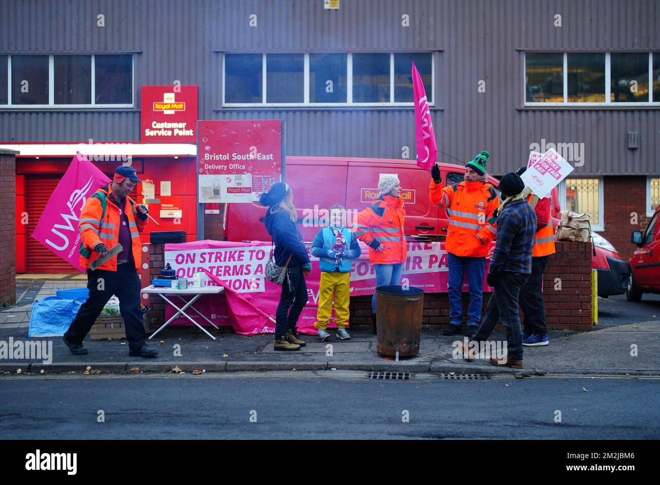Membri della Communication Workers Union (CWU) sulla linea picket al di fuori dell'ufficio di consegna Royal Mail Bristol South East a Bristol, mentre i lavoratori della Royal Mail vanno in sciopero nella sempre più aspra disputa su posti di lavoro, salari e condizioni. Data immagine: Mercoledì 14 dicembre 2022. Foto Stock