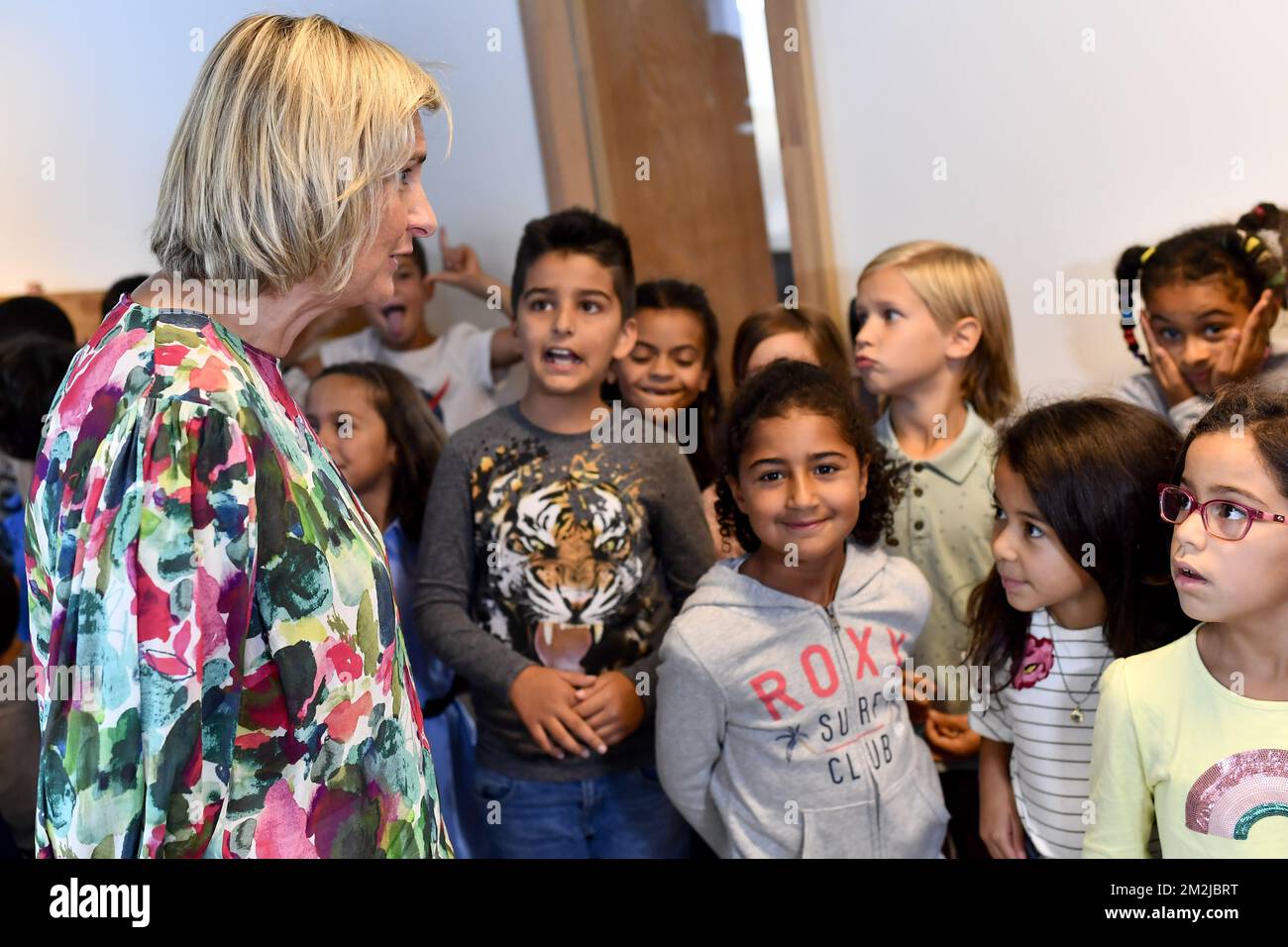 Il ministro fiammingo dell'Istruzione Hilde Crevits incontra i bambini in visita all'Atheneum di Koekelberg, Bruxelles, in occasione del primo giorno del nuovo anno scolastico, lunedì 03 settembre 2018. FOTO DI BELGA DIRK WAEM Foto Stock