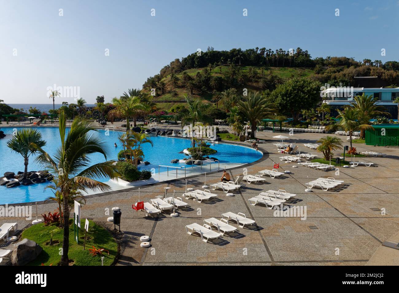 Parque Marítimo César Manrique al thewaterfrotn di Santa Cruz de Tenerife con Palemtum sullo sfondo Foto Stock