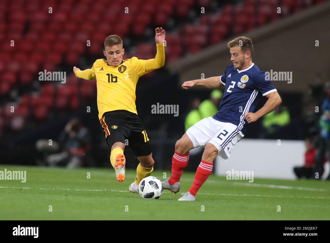 Thorgan Hazard del Belgio e Ryan Fraser della Scozia combattono per la palla durante una amichevole partita di calcio tra la Scozia e la nazionale belga The Red Devils, a Glasgow, Scozia, venerdì 07 settembre 2018. FOTO DI BELGA BRUNO FAHY Foto Stock