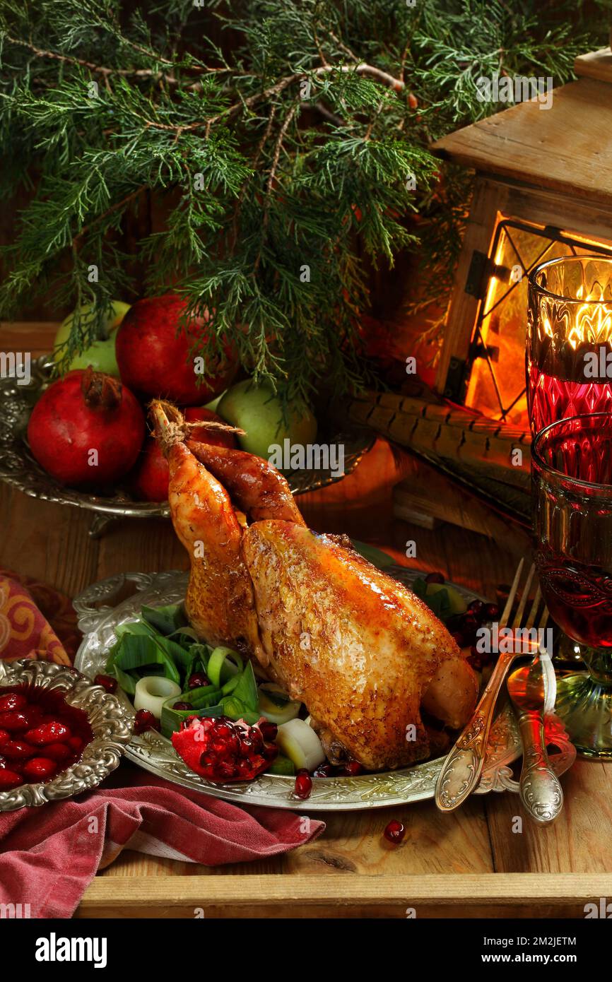 Fagiano arrosto con vino rosso sul tavolo festivo Foto Stock